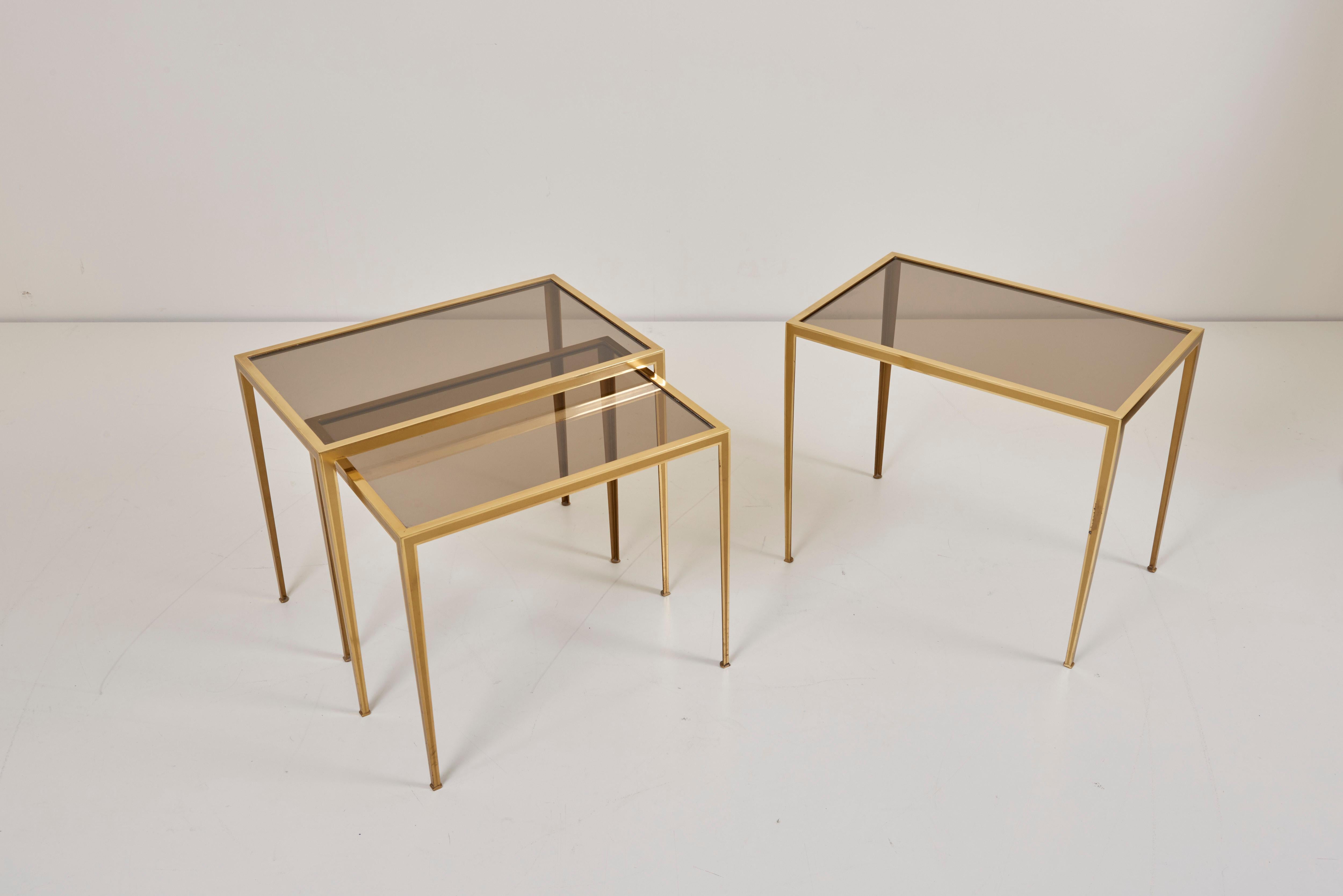 Hollywood Regency Set of Three Brass and Glass Nesting Tables by Münchner Werkstätten For Sale
