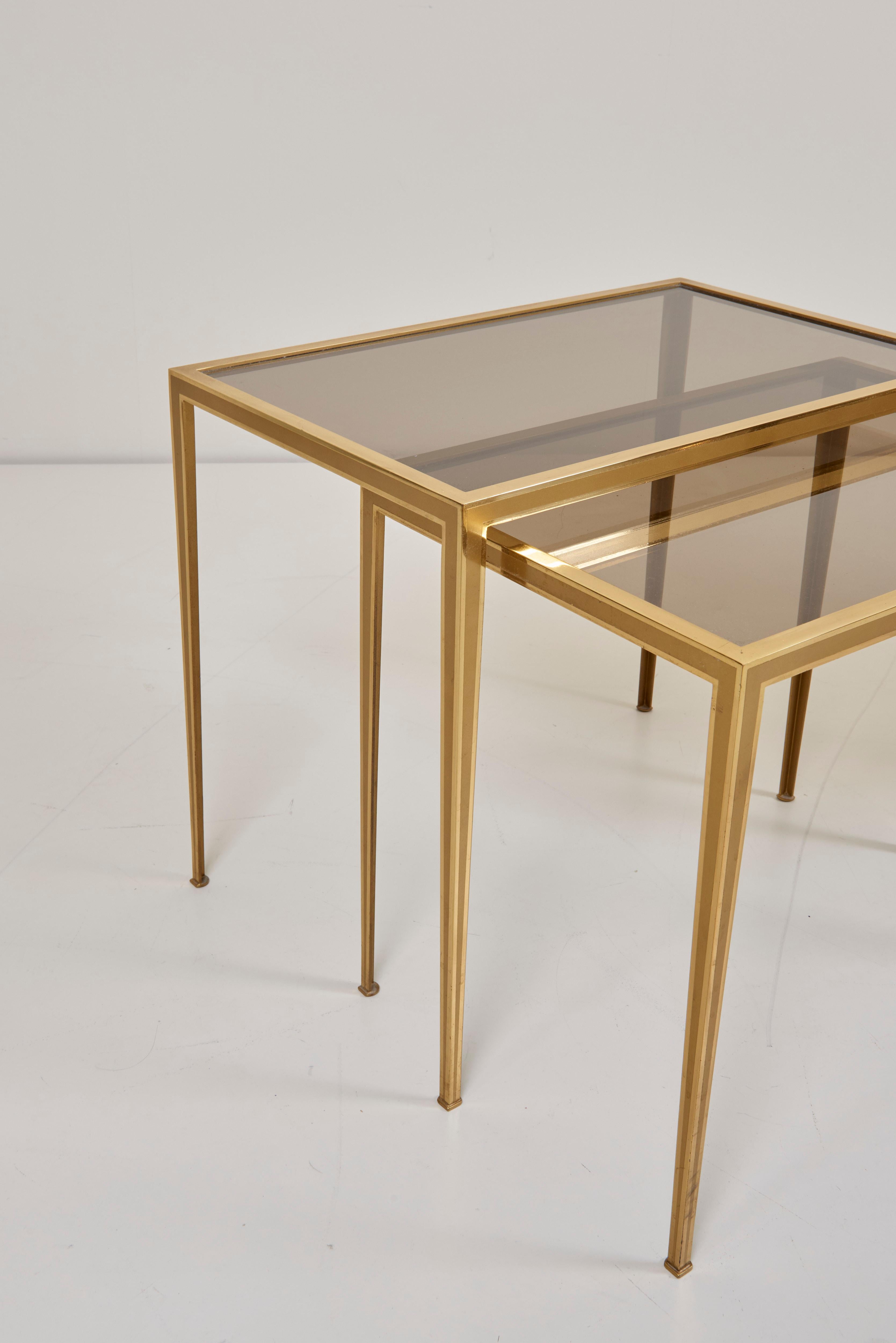 Mid-20th Century Set of Three Brass and Glass Nesting Tables by Münchner Werkstätten For Sale