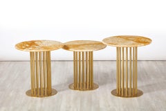 Ensemble de trois tables d'appoint contemporaines en laiton et marbre