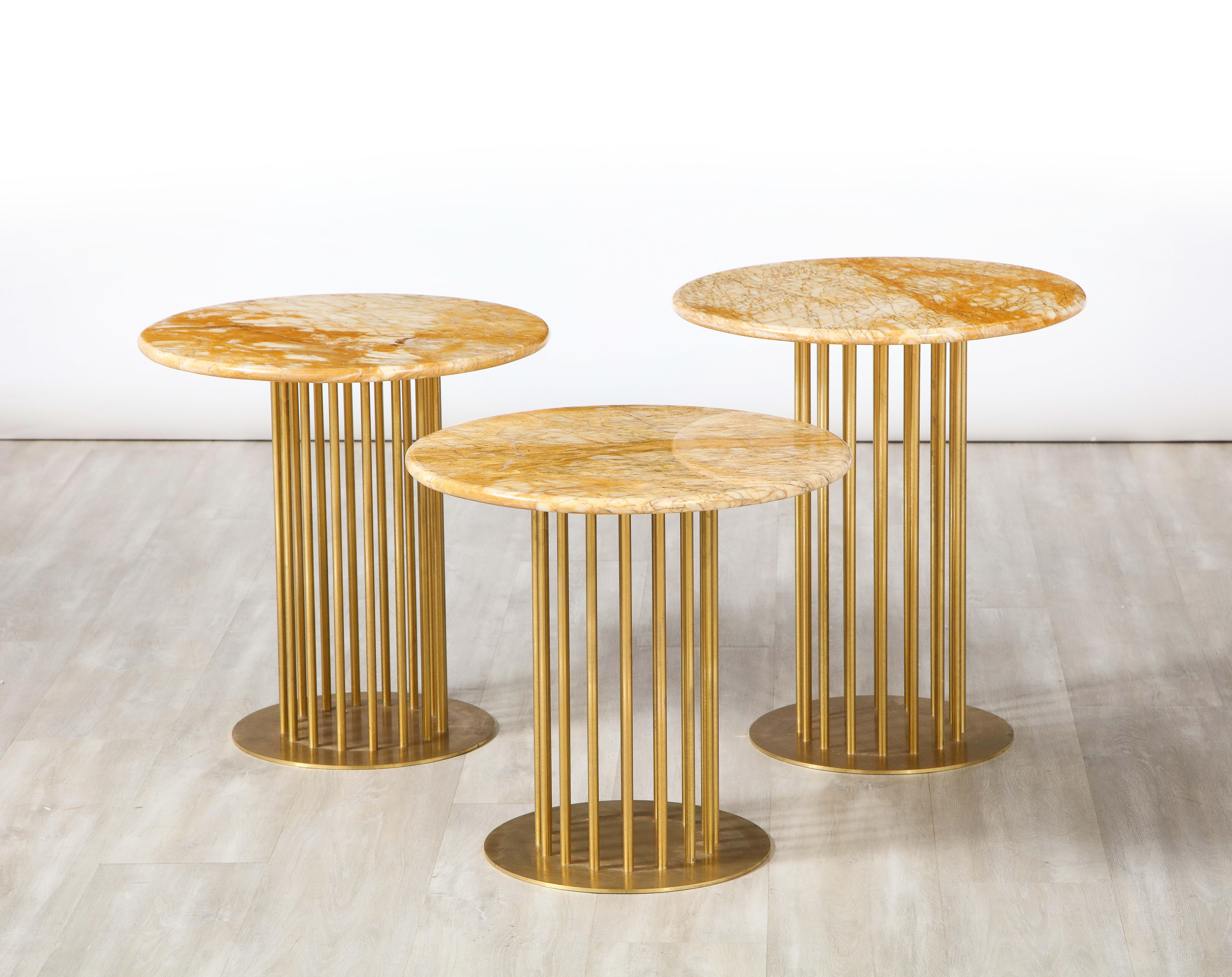 italien Ensemble de trois tables d'appoint contemporaines en laiton et marbre en vente