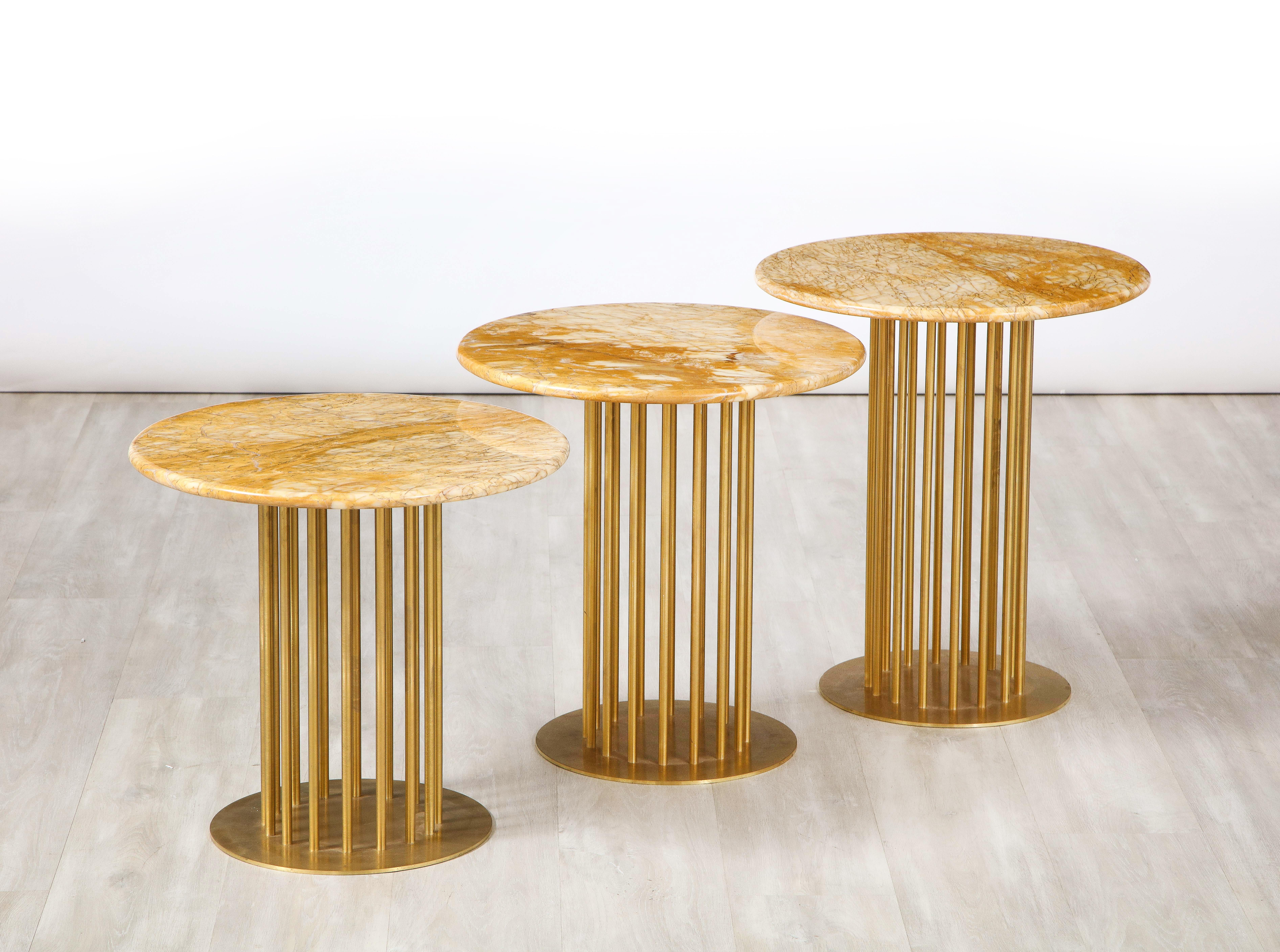 Ensemble de trois tables d'appoint contemporaines en laiton et marbre Neuf - En vente à New York, NY