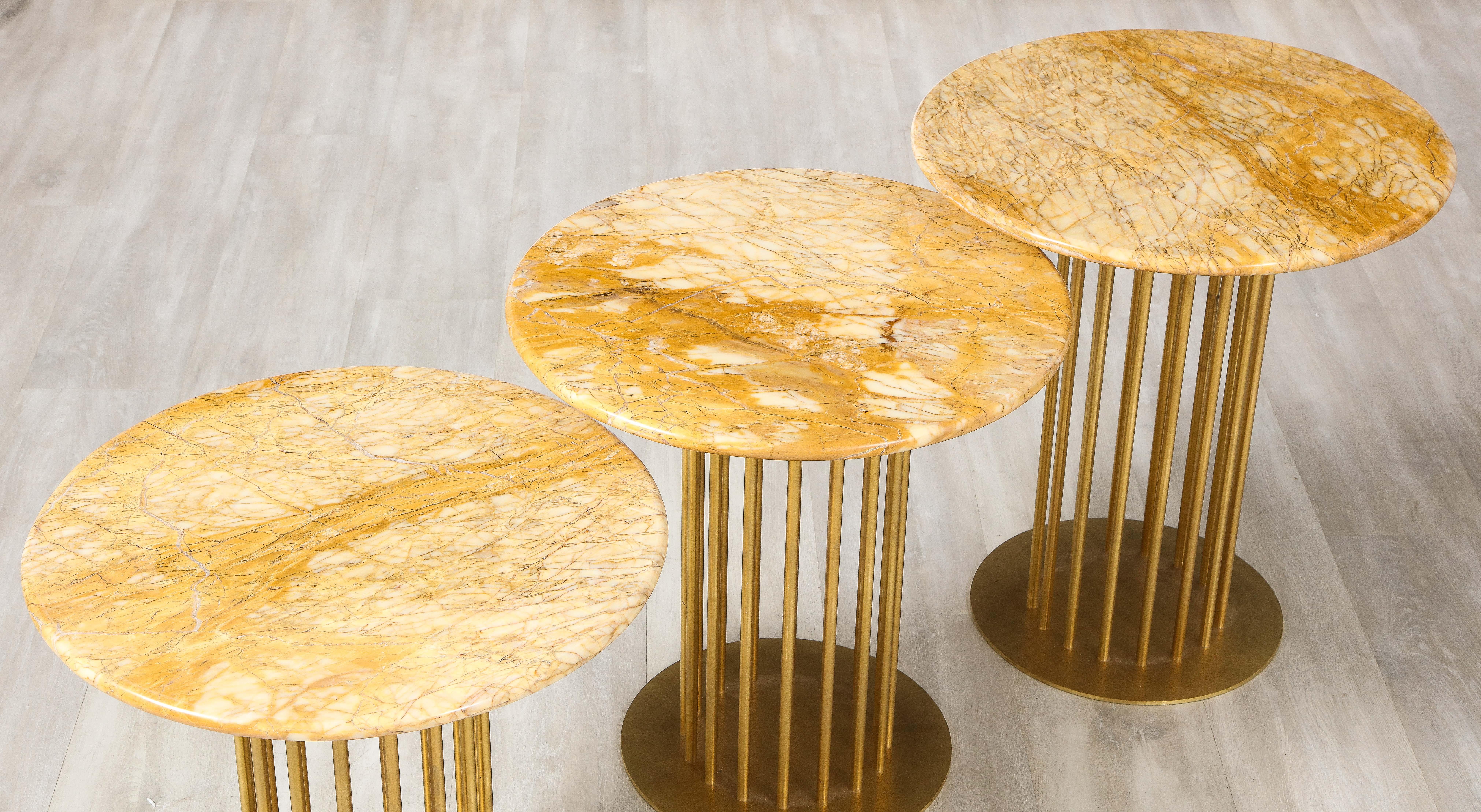 XXIe siècle et contemporain Ensemble de trois tables d'appoint contemporaines en laiton et marbre en vente