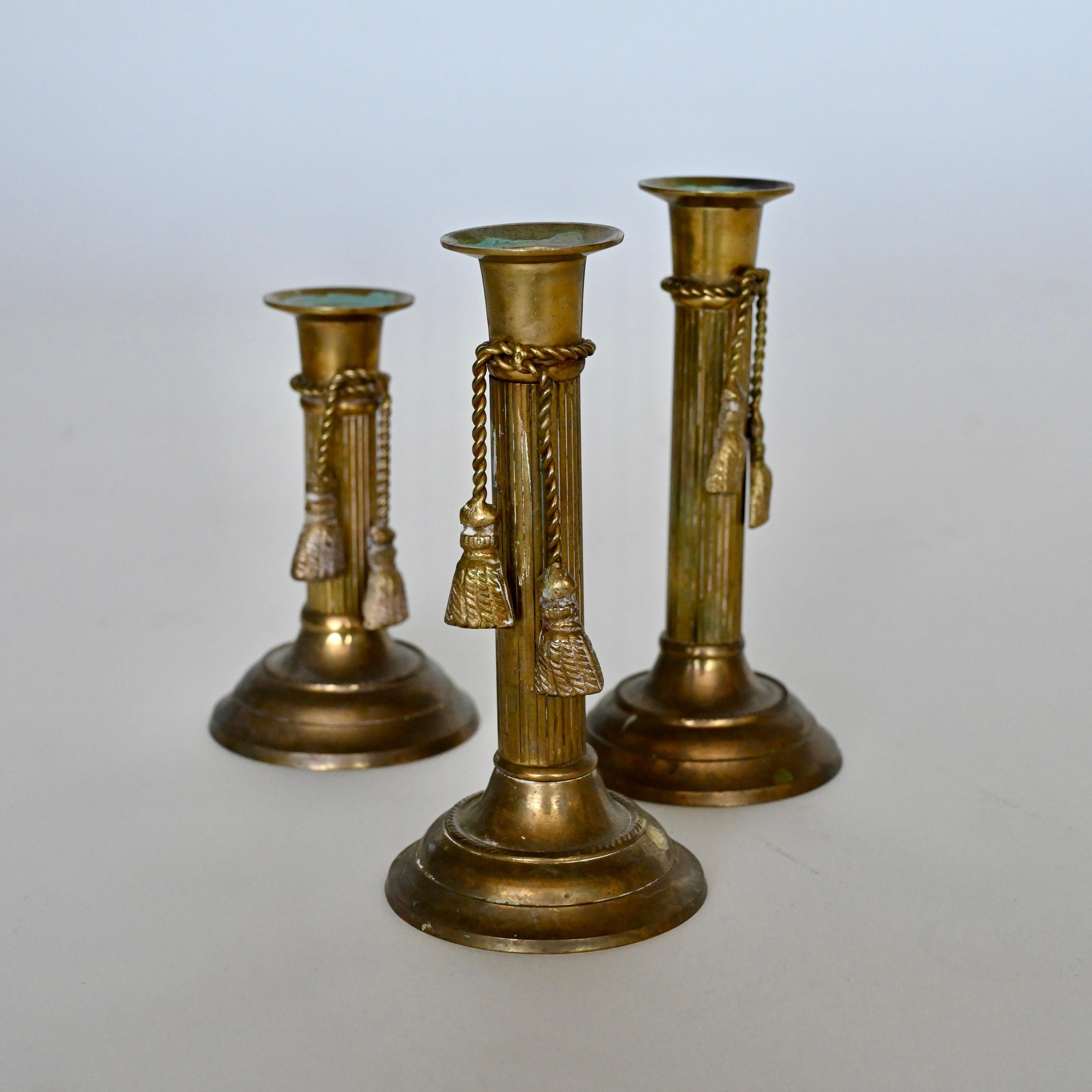 Set von drei Kerzenständern aus Messing mit Quastendetails, Mitte des 20. Jahrhunderts. im Angebot 1