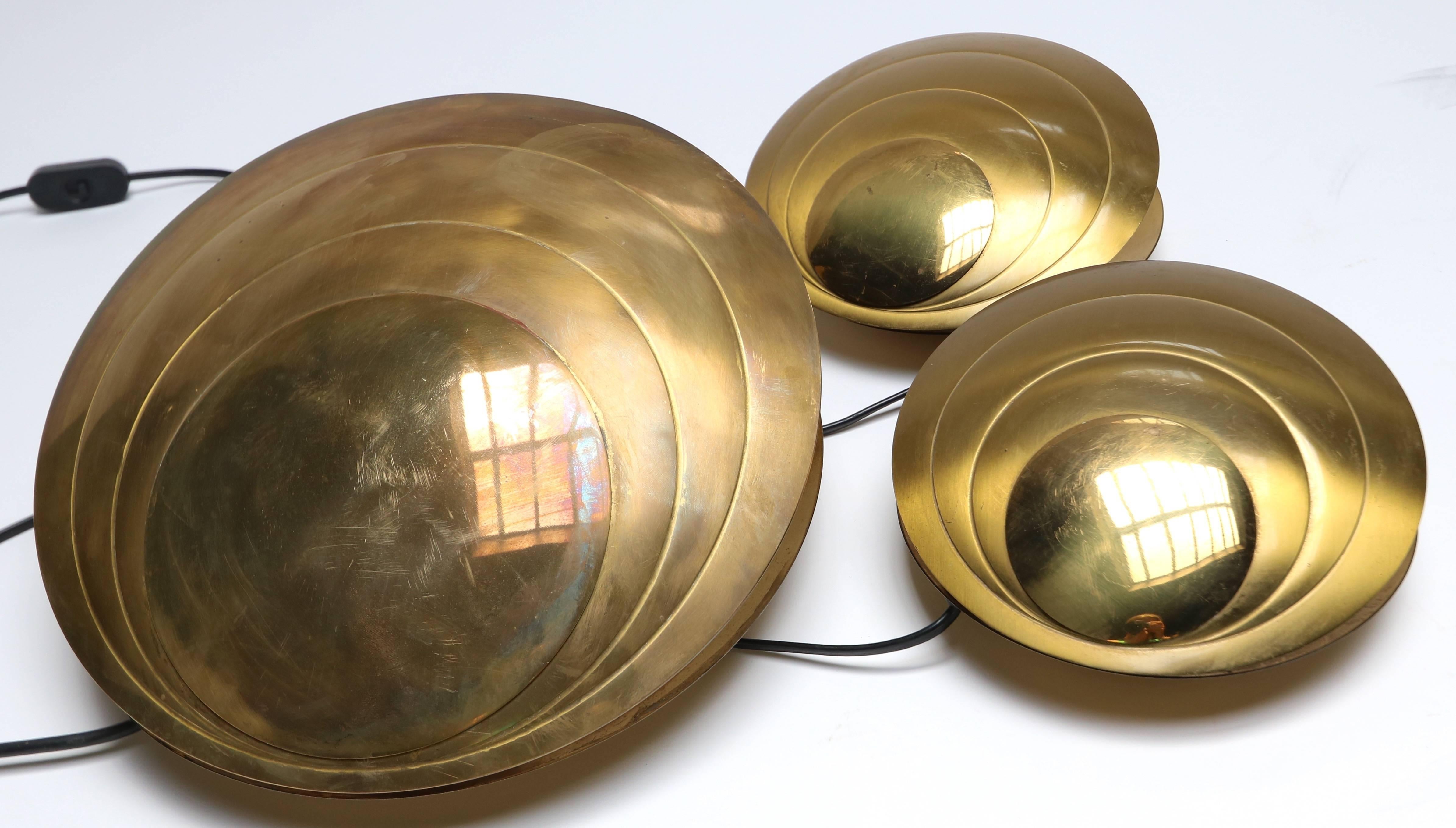 italien Ensemble de trois lampes de table Angelo Brotto en laiton Clam Shell en vente
