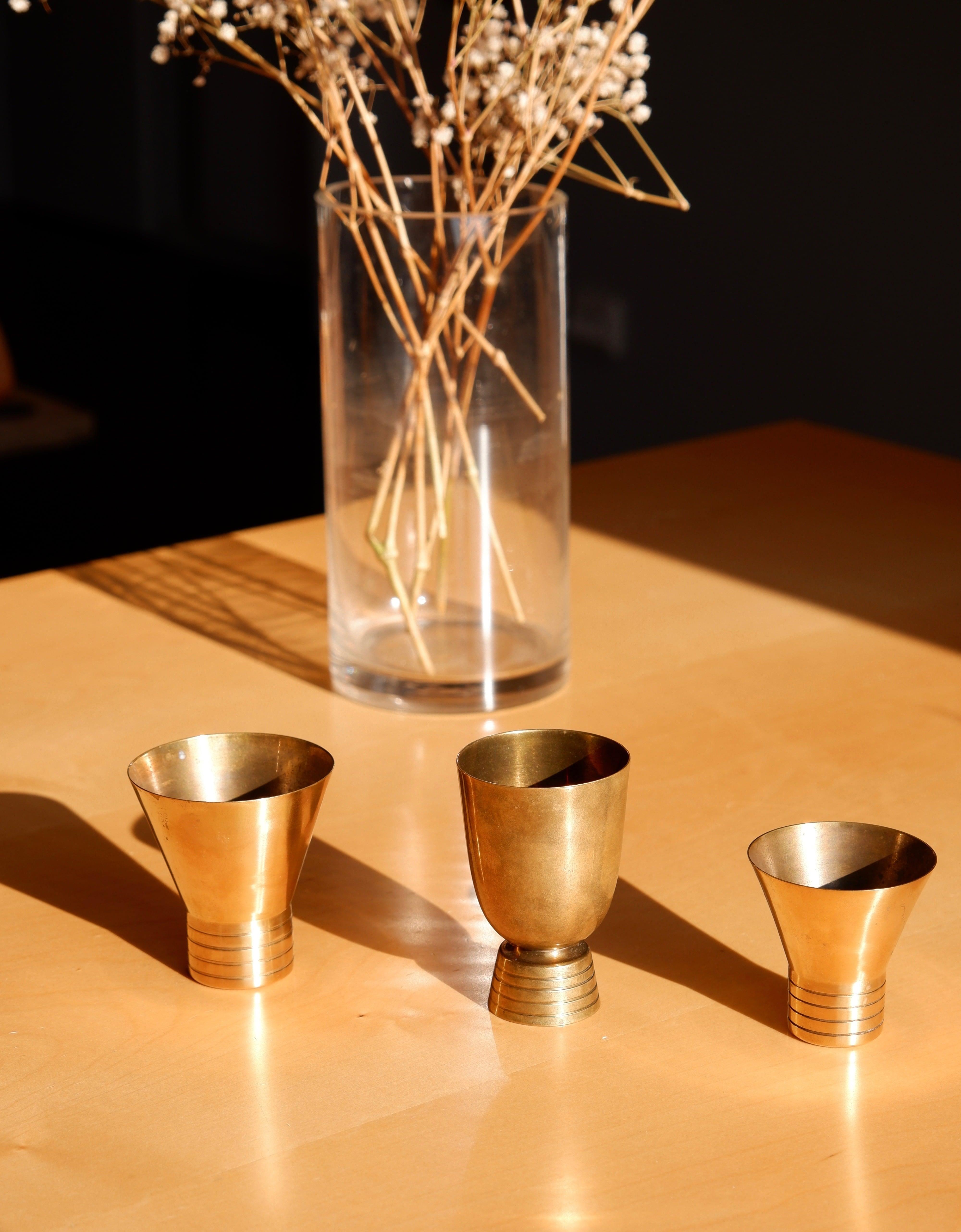 Milieu du XXe siècle Ensemble de trois tasses en laiton conçues par Paavo Tynell pour Taito, datant d'environ 1940 en vente