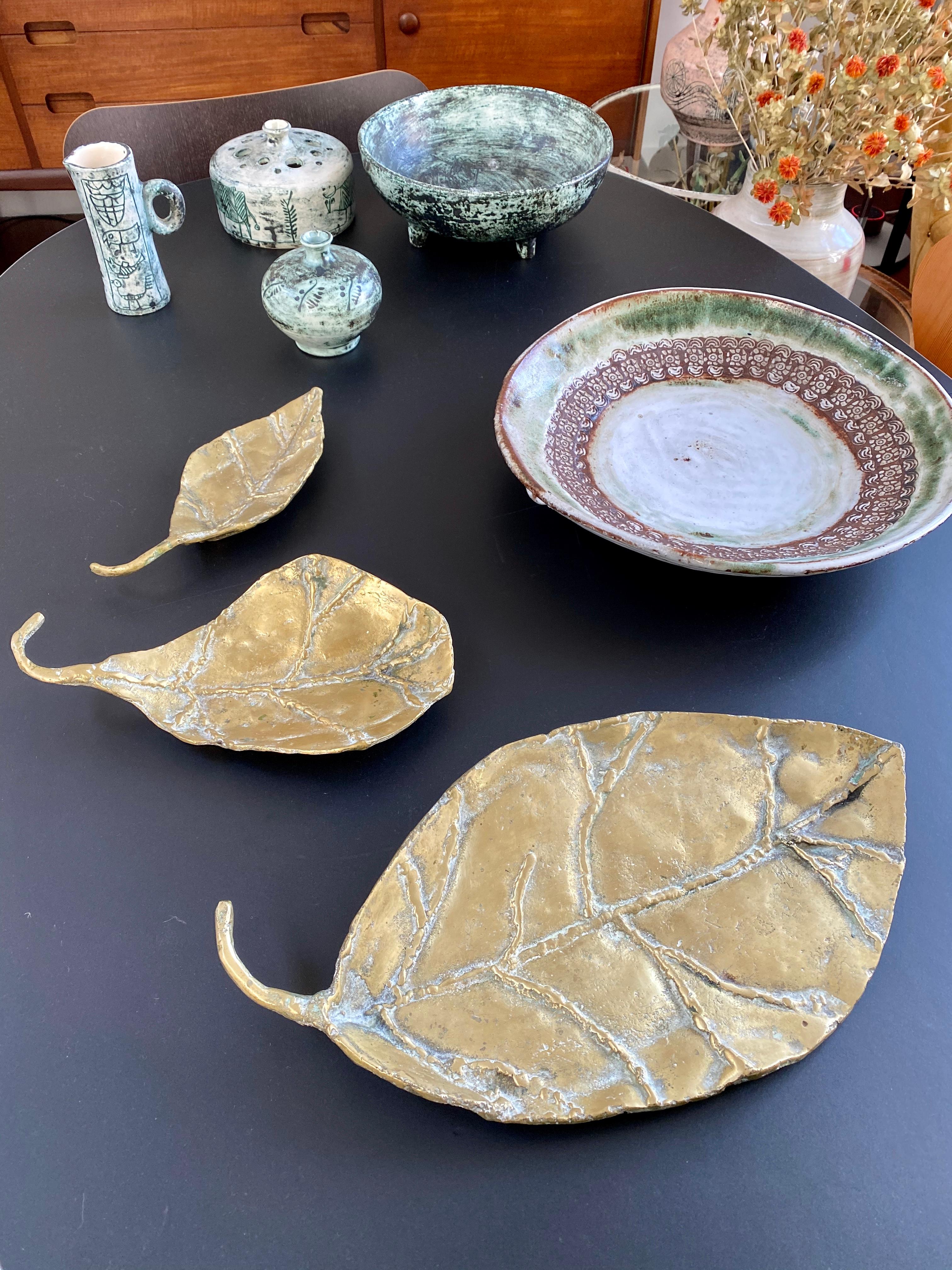 Set of three brass decorative leaves / trays by David Marshall (circa 1980s). Weighty (three combined weigh 5.6 kg / 12.3 lbs), stunning and wonderfully tactile, these brass leaves may be used decoratively in many settings in your home or workspace.