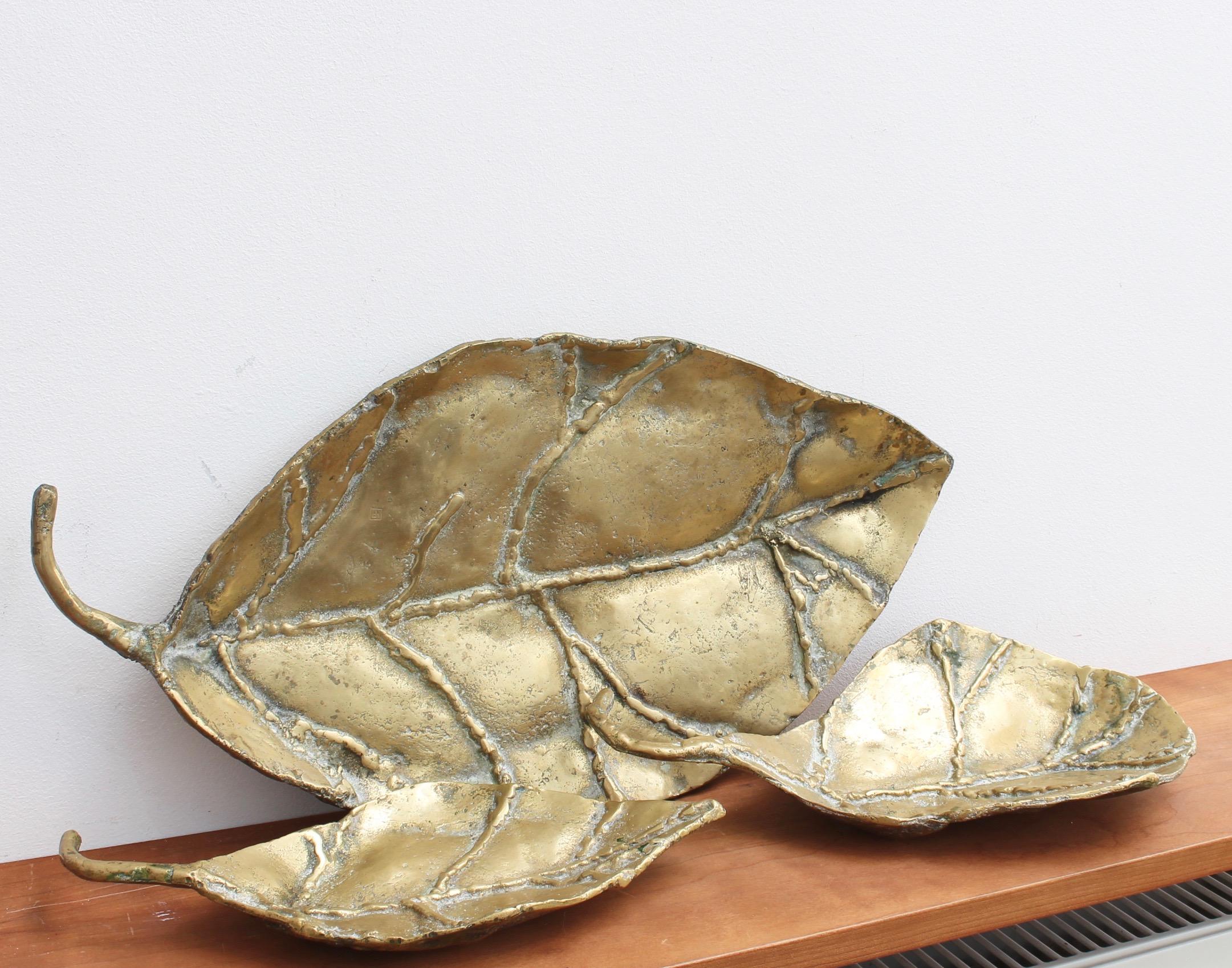 Set of Three Brass Decorative Leaves / Trays by David Marshall, circa 1980s In Fair Condition In London, GB