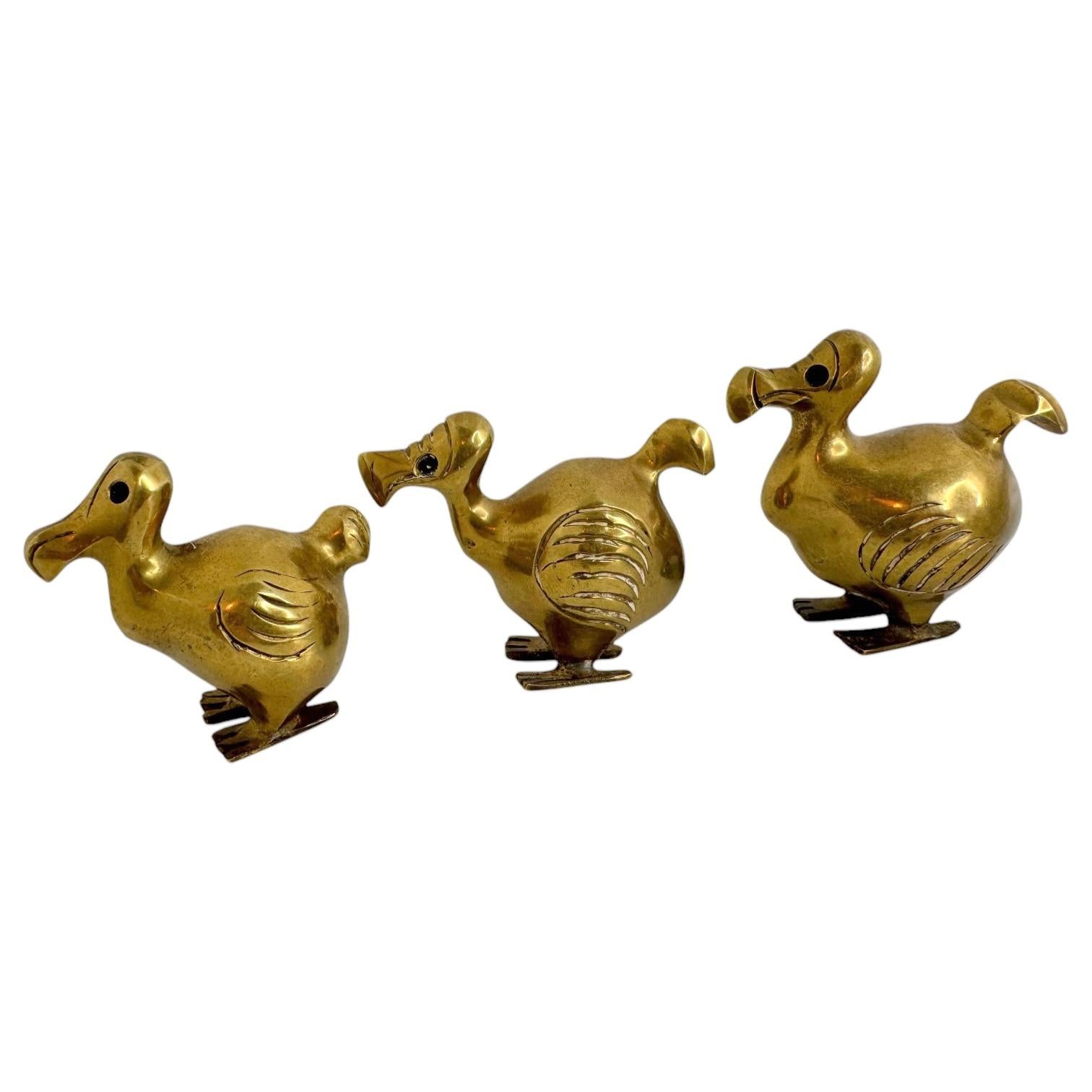 Ein Set aus drei hübschen, mysteriösen, flugunfähigen und ausgestorbenen Dodo-Vogelfiguren. Diese robusten, kleinen Kerle sind voller Charakter. Hergestellt in den 1960er Jahren. Gefunden bei einem Nachlassverkauf in Nürnberg, Deutschland. Sie sind