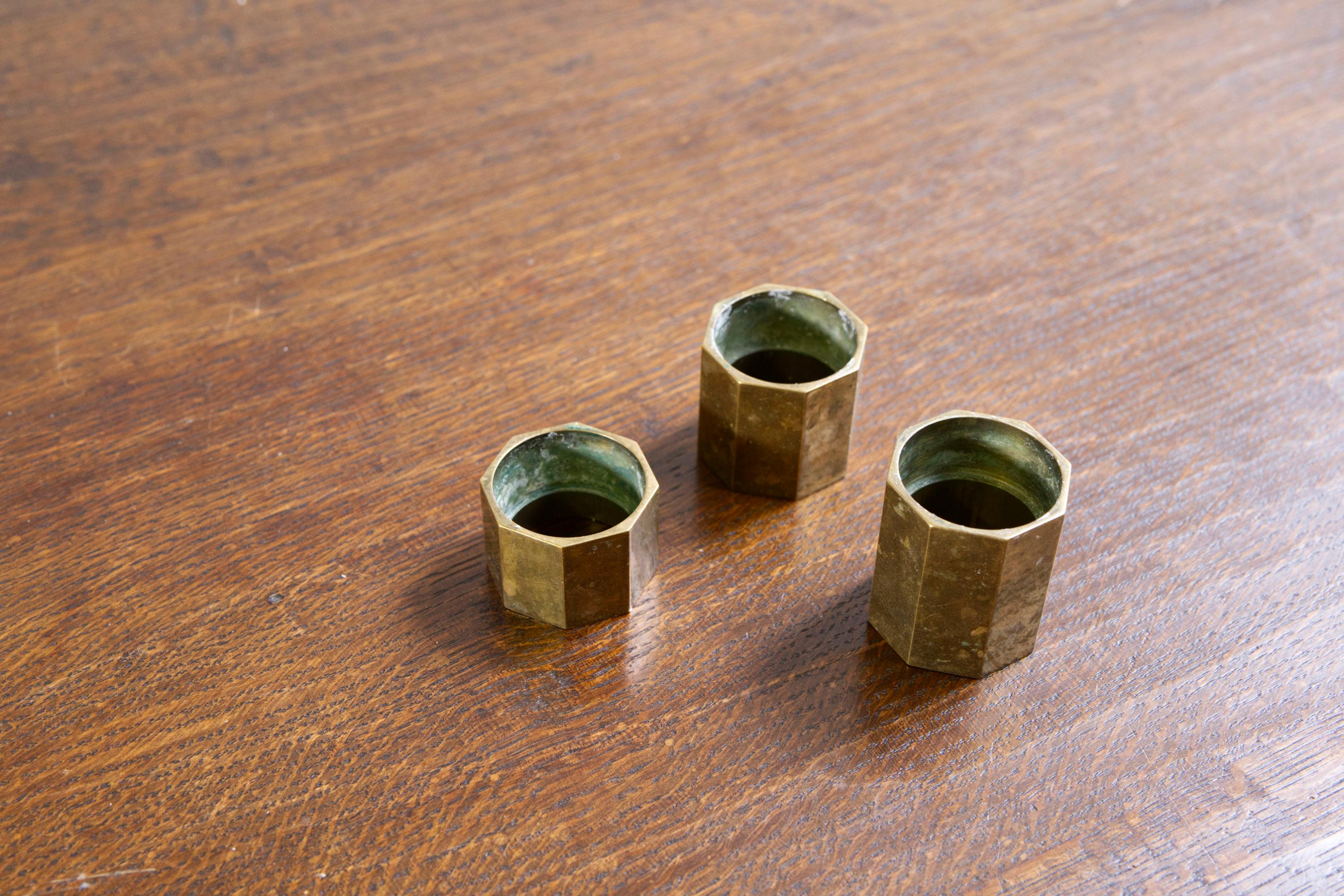 Set of Three Brass Hexagon Candle Holders by Gusum – Sweden, 1960's en venta 4
