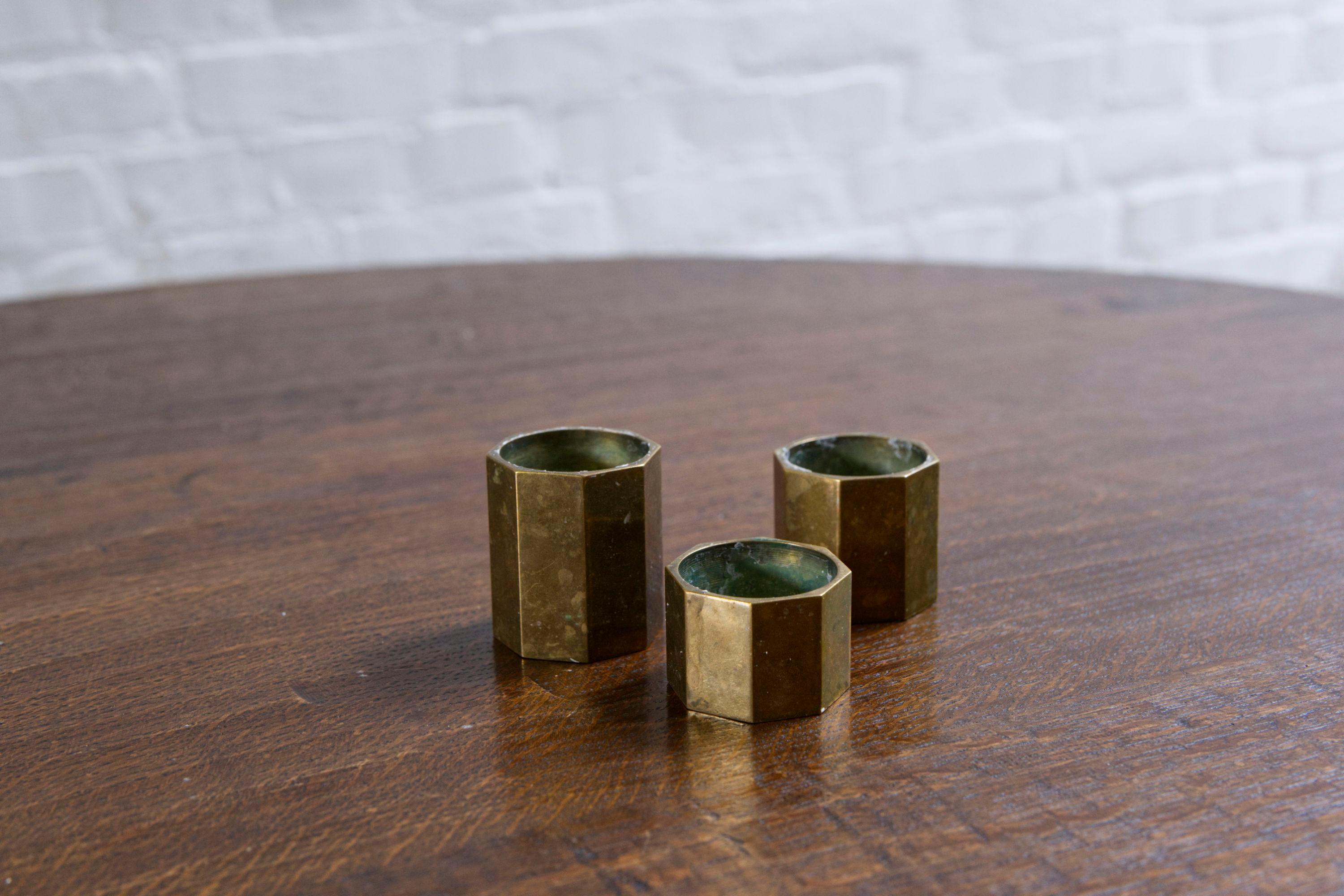 Set of Three Brass Hexagon Candle Holders by Gusum – Sweden, 1960's en venta 5