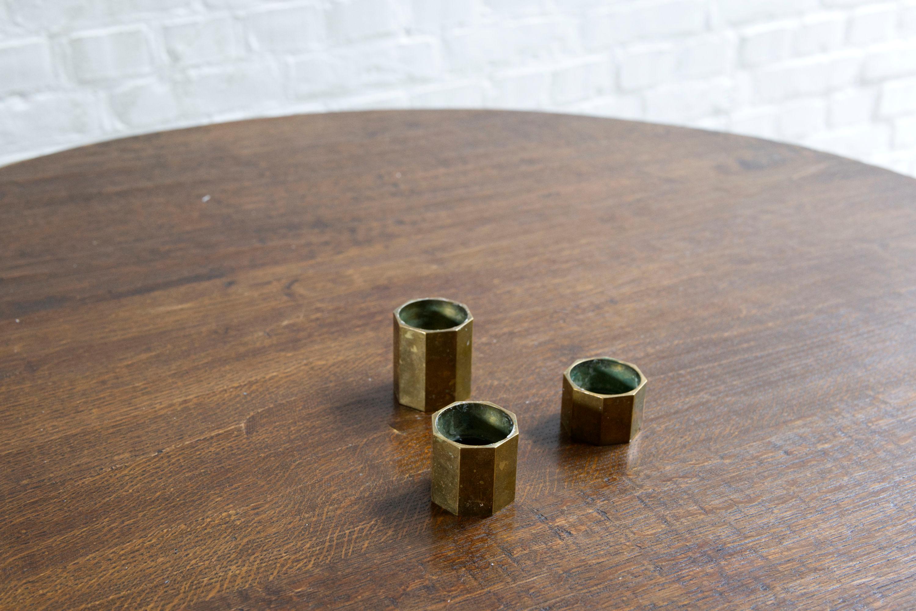 Set of Three Brass Hexagon Candle Holders by Gusum – Sweden, 1960's en venta 6