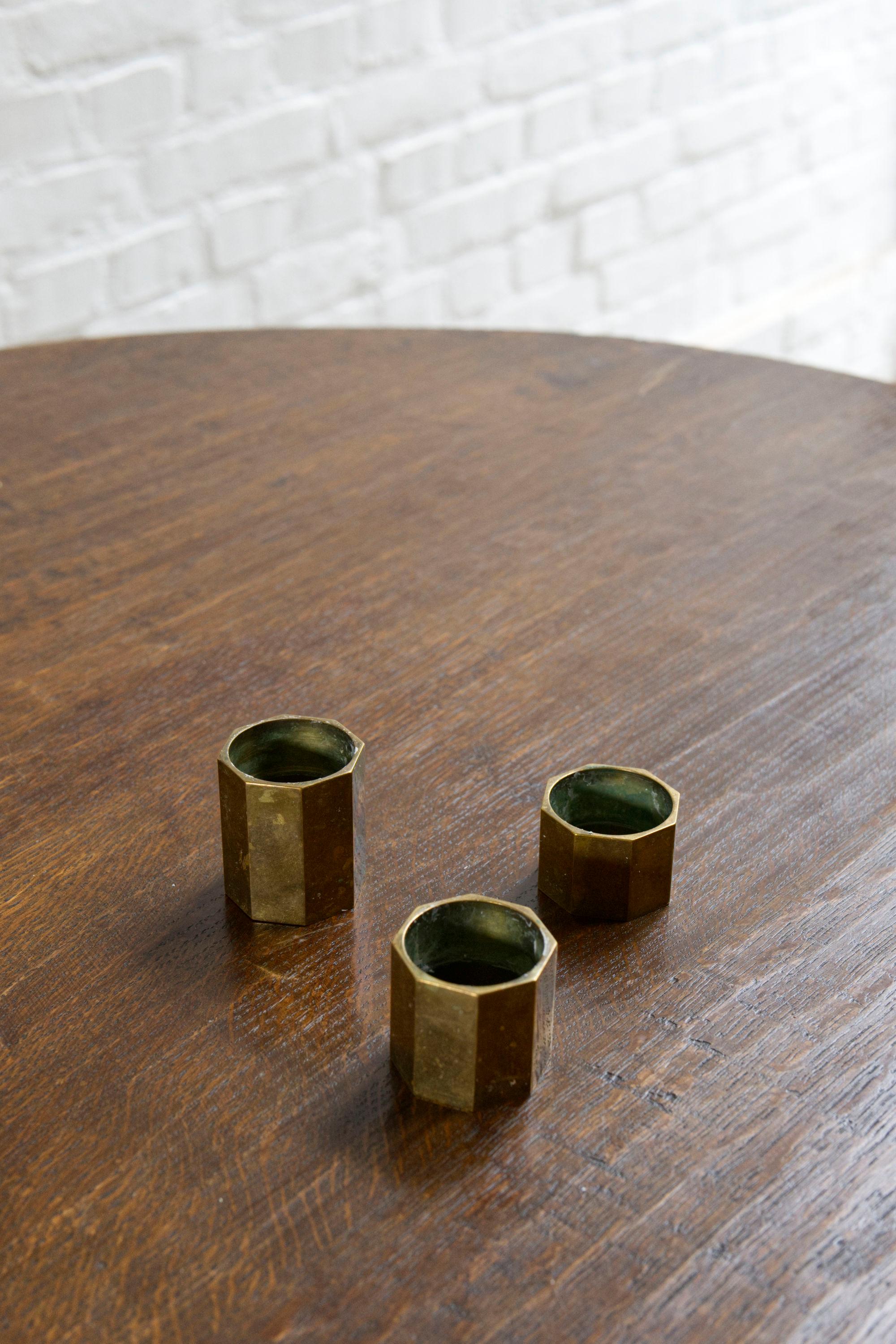 Set of Three Brass Hexagon Candle Holders by Gusum – Sweden, 1960's en venta 7