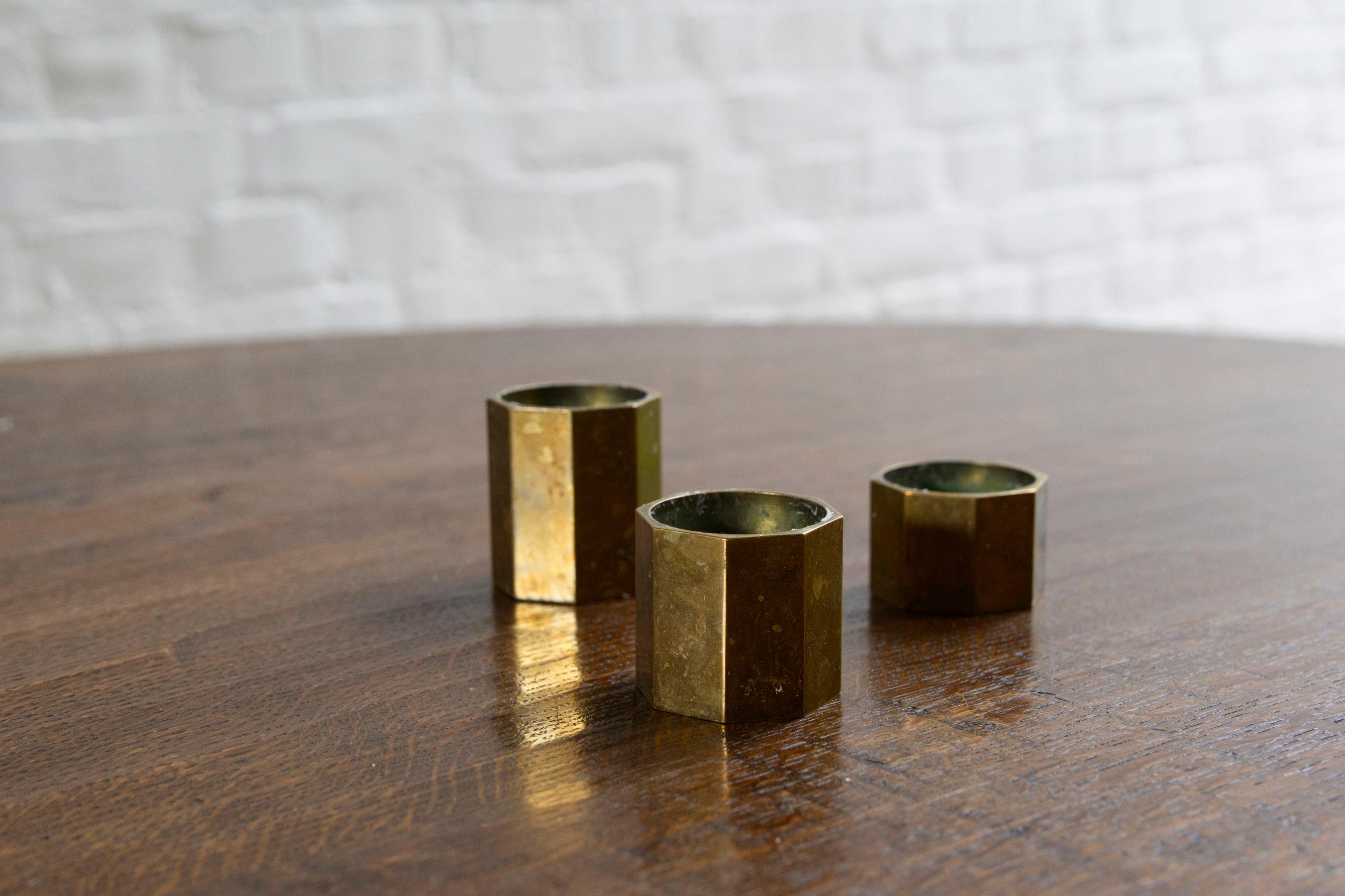 Set of Three Brass Hexagon Candle Holders by Gusum – Sweden, 1960's en venta 8
