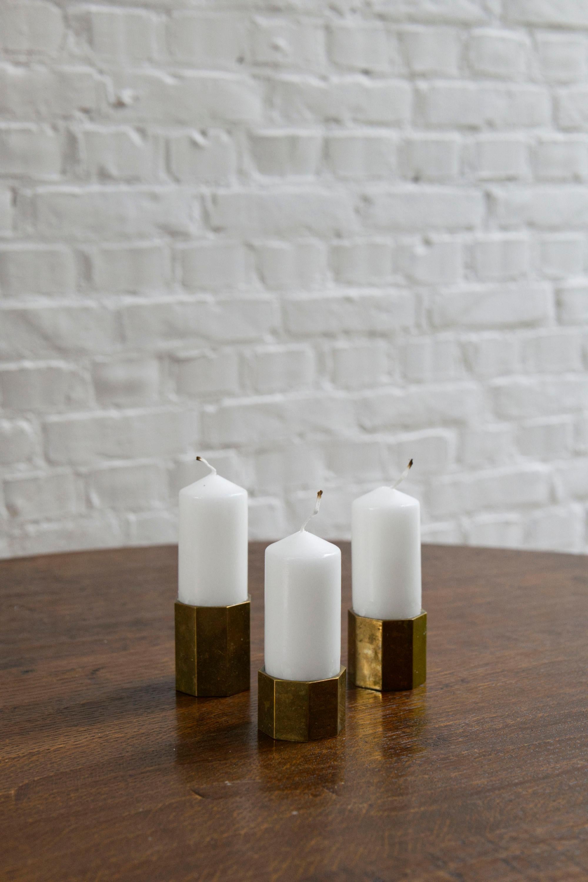 Set of Three Brass Hexagon Candle Holders by Gusum – Sweden, 1960's Escandinavo moderno en venta