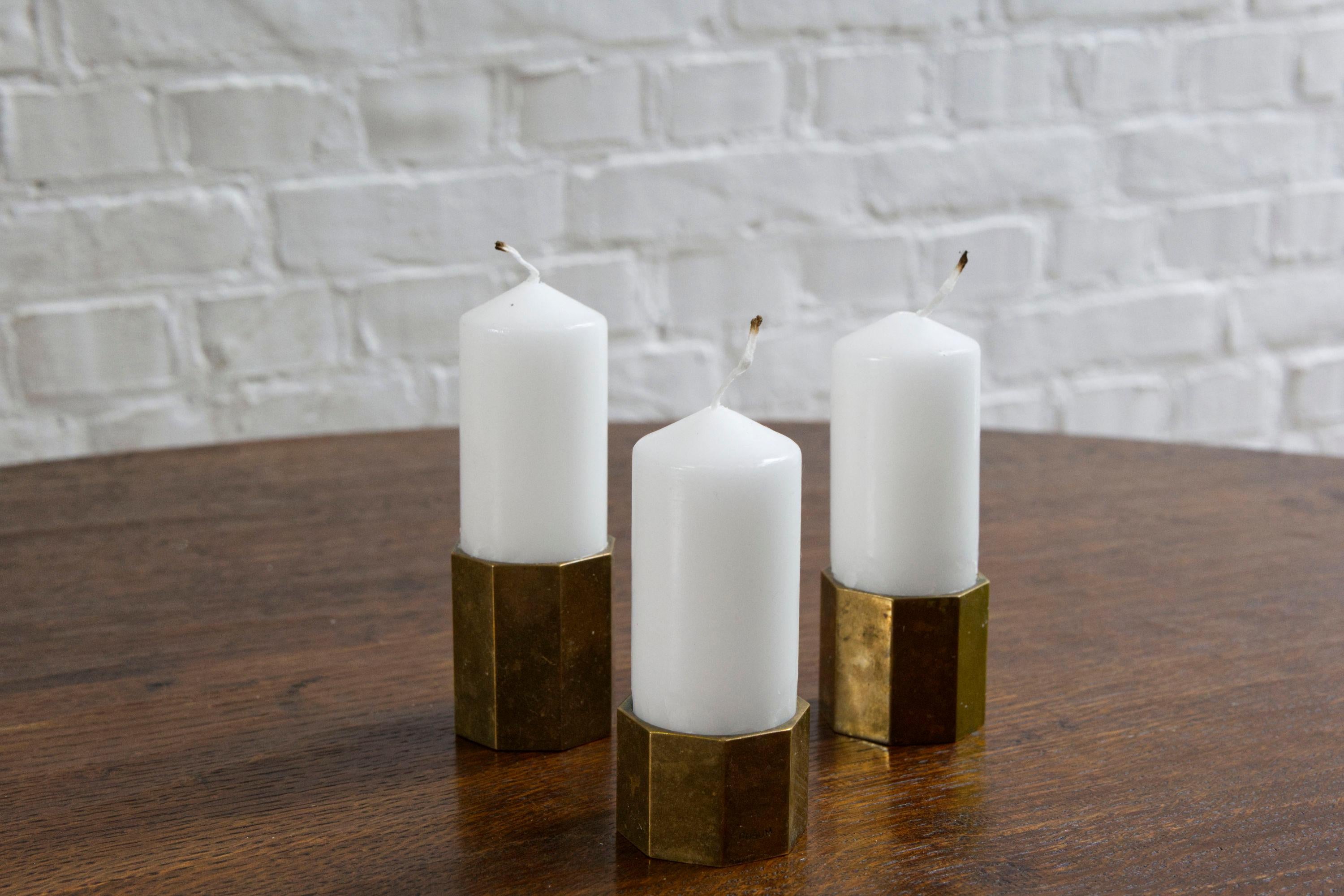 Set of Three Brass Hexagon Candle Holders by Gusum – Sweden, 1960's Vaciado en venta
