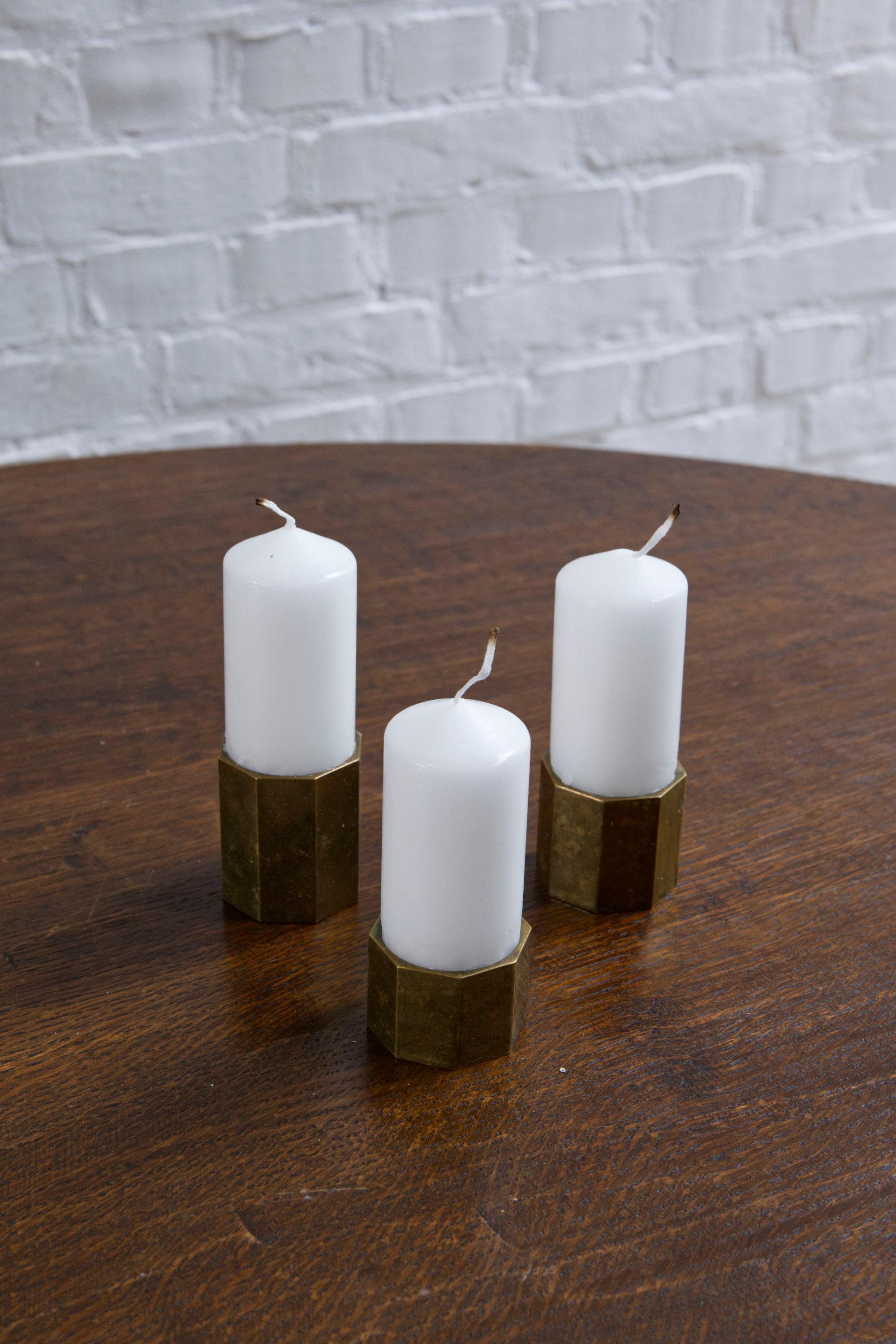 Set of Three Brass Hexagon Candle Holders by Gusum – Sweden, 1960's en Bueno estado para la venta en Balen, BE