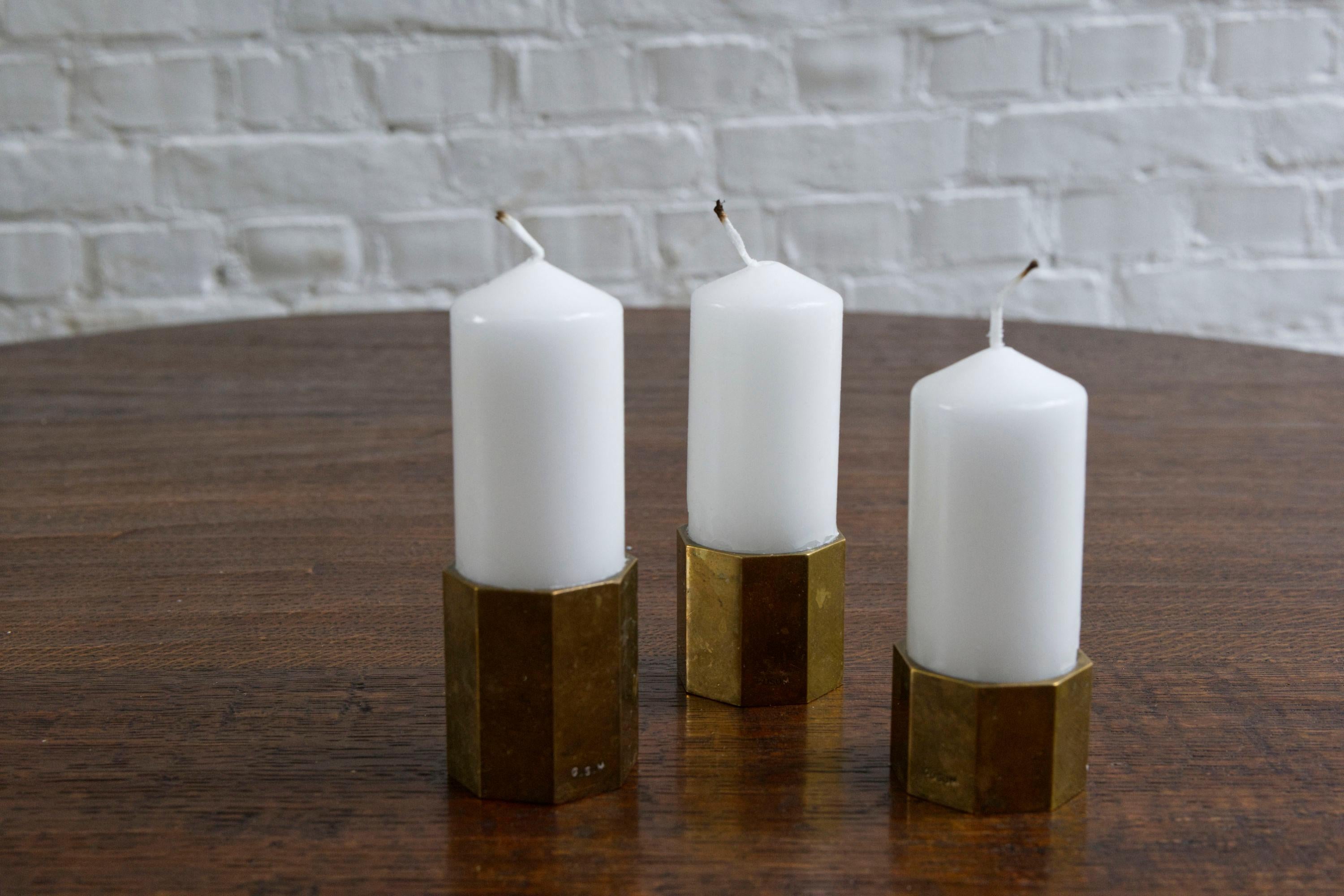 Set of Three Brass Hexagon Candle Holders by Gusum – Sweden, 1960's mediados del siglo XX en venta