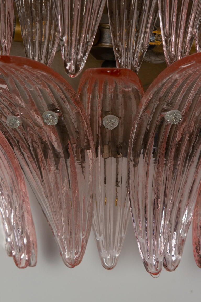 Set von drei in Messing gefassten rosa Palmette-Wandleuchtern (Moderne der Mitte des Jahrhunderts) im Angebot