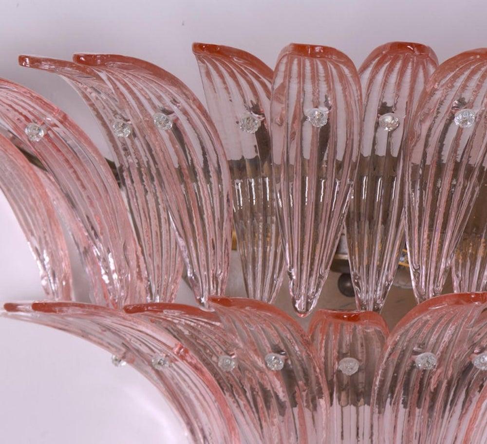 Set von drei in Messing gefassten rosa Palmette-Wandleuchtern (Italienisch) im Angebot