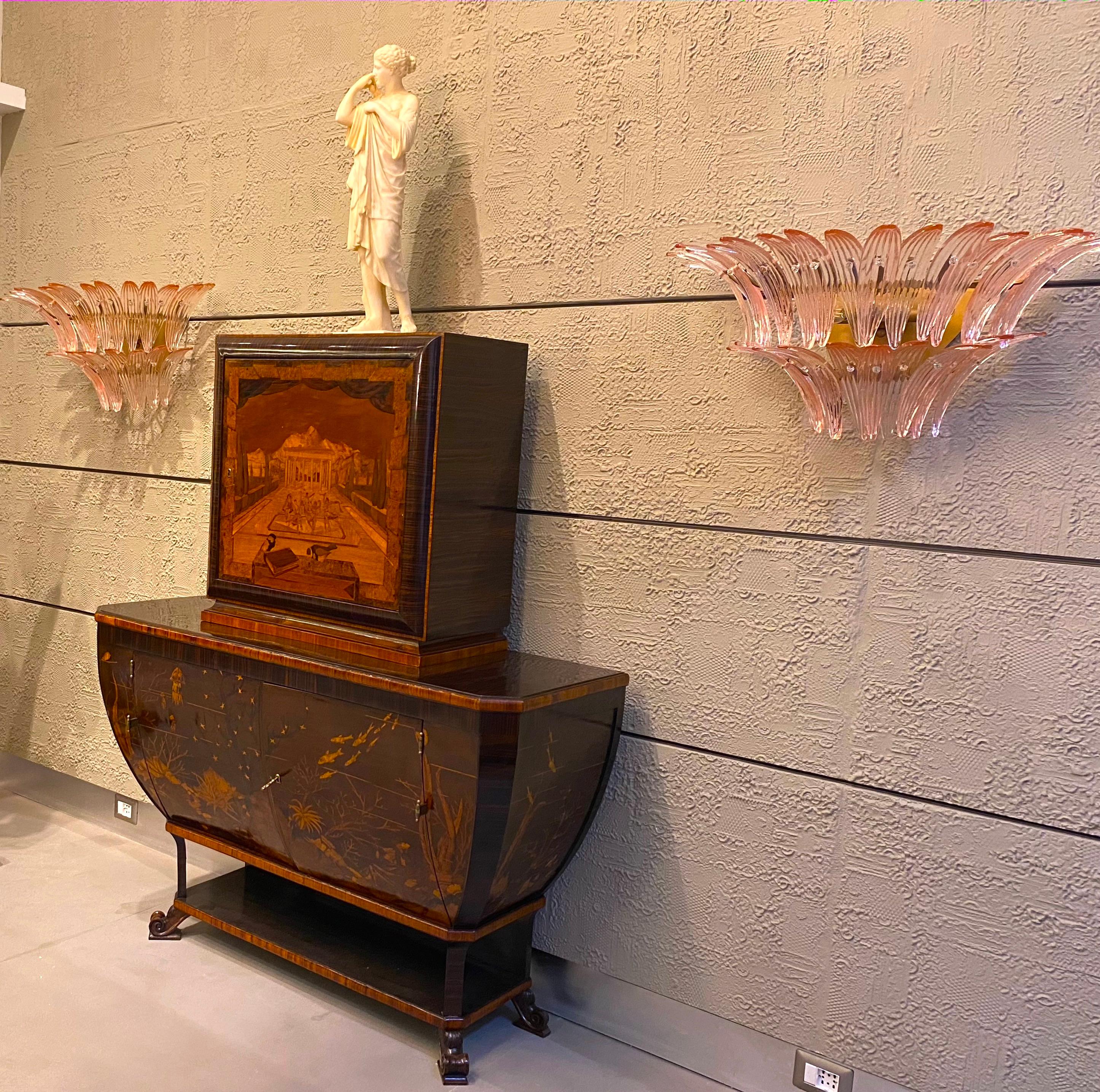 Set von drei in Messing gefassten rosa Palmette-Wandleuchtern (20. Jahrhundert) im Angebot