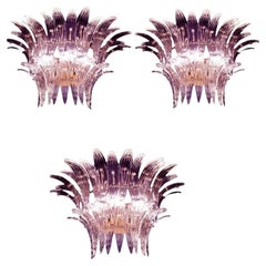 Set von drei in Messing gefassten rosa Palmette-Wandleuchtern