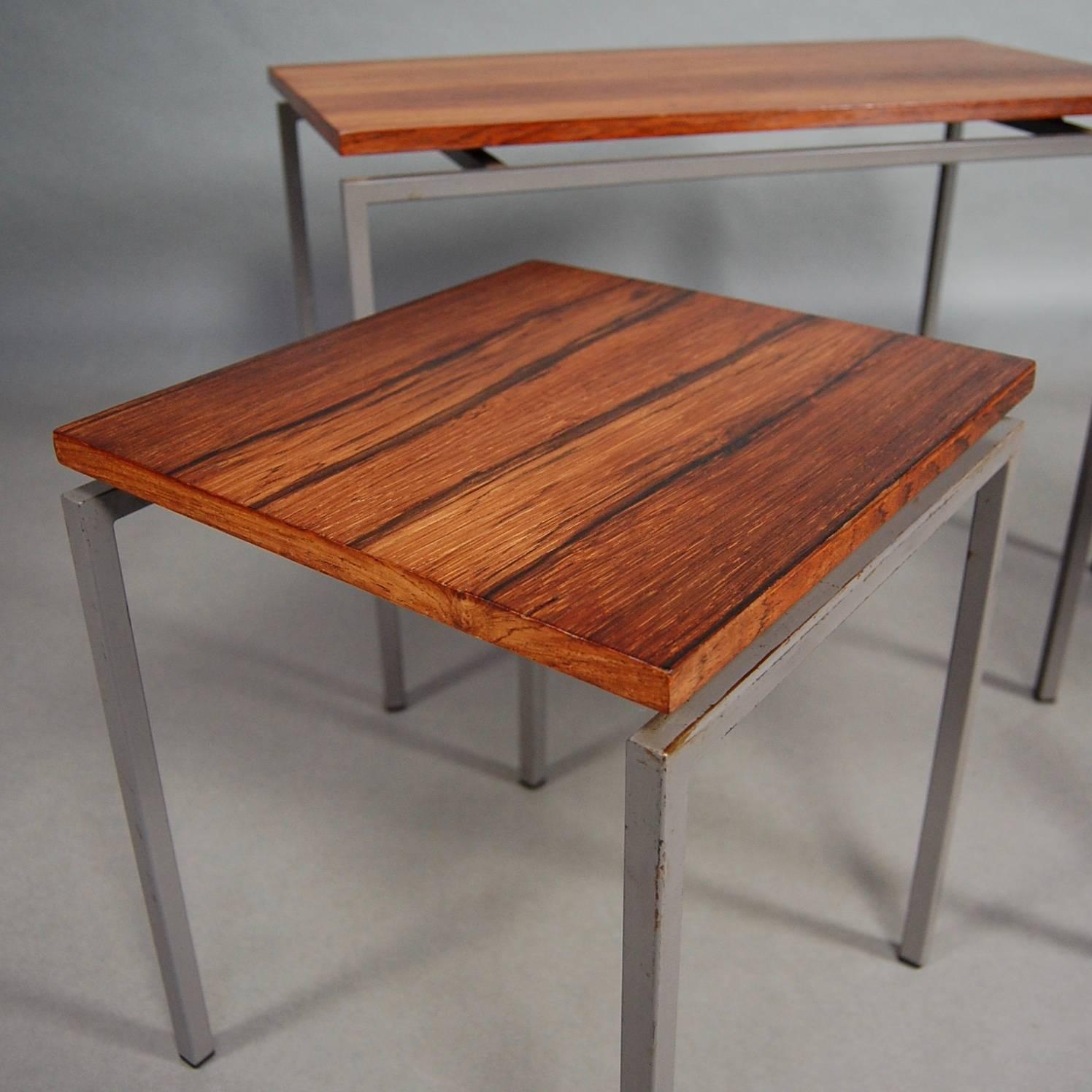 Ensemble de trois tables gigognes en bois de rose brésilien, datant d'environ 1950 en vente 3