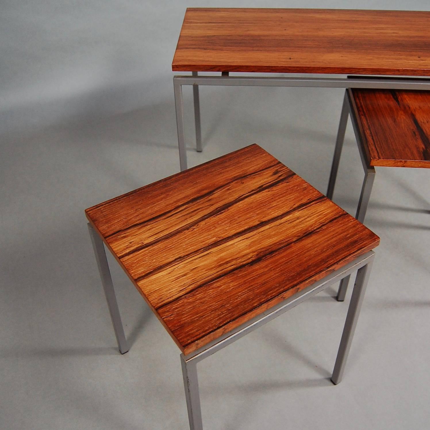 Set of Three Italian Walnut Nesting Tables, circa 1950 In Good Condition In Pijnacker, Zuid-Holland