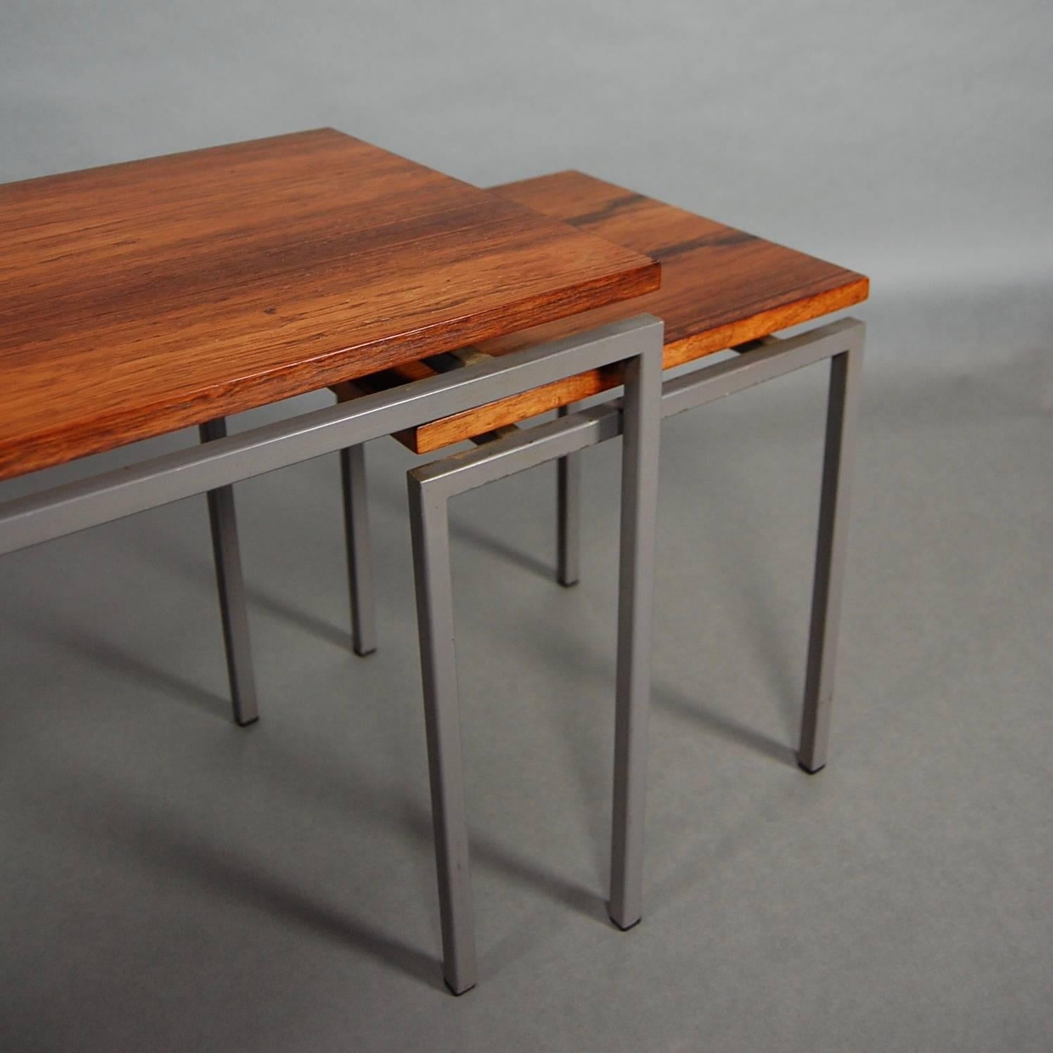 Ensemble de trois tables gigognes en bois de rose brésilien, datant d'environ 1950 en vente 2