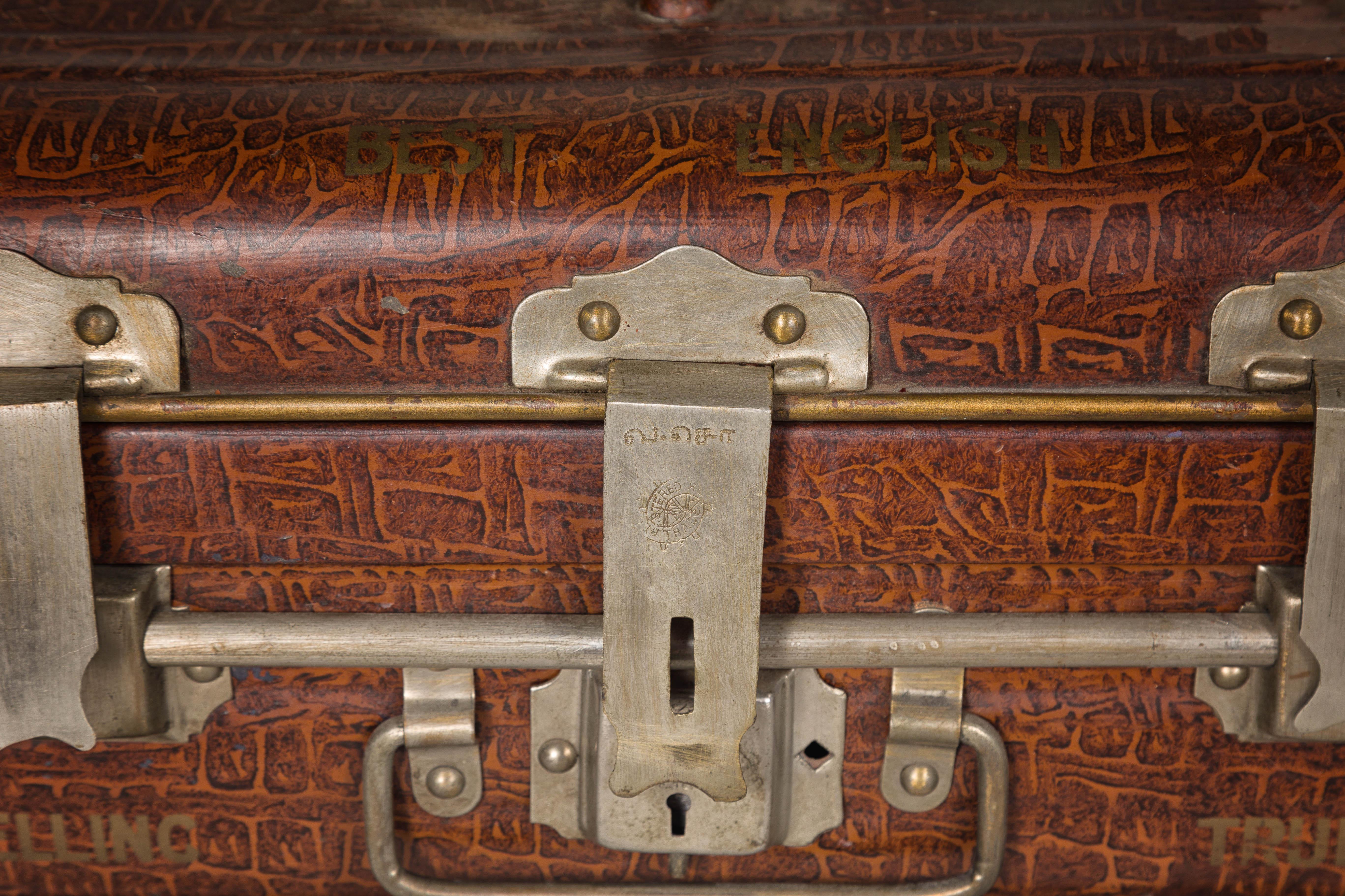 Satz von drei britischen 1920er Metall-Reisekoffern für den Export mit Messingbeschlägen im Zustand „Gut“ im Angebot in Yonkers, NY