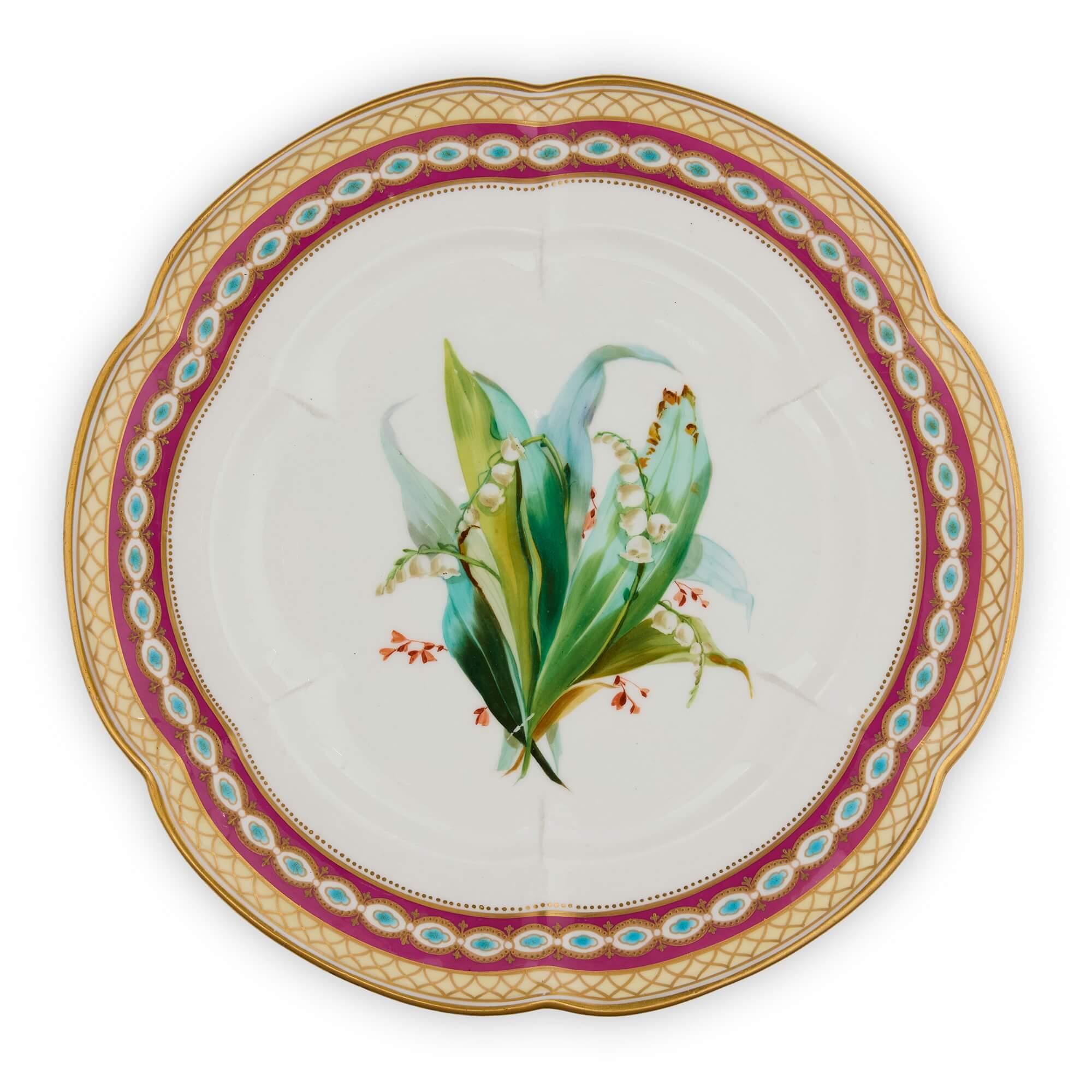 Juego de tres platos de porcelana británica con flores de Copeland
Británico, c. 1880
Altura 2 cm, diámetro 24 cm

Fabricado por Copeland, este encantador juego de tres platos está adornado con una selección de flores que incluye lirios del valle,
