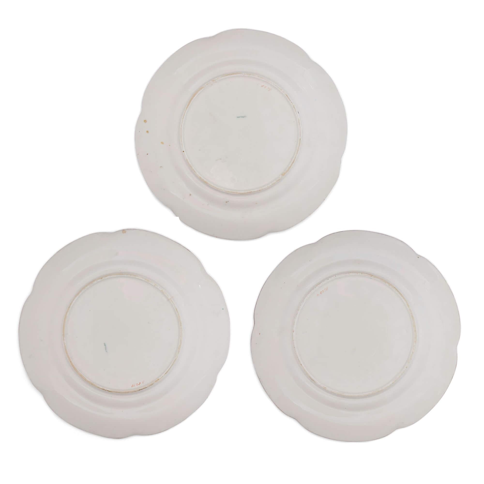 Juego de tres platos de porcelana británica con flores de Copeland Porcelana en venta