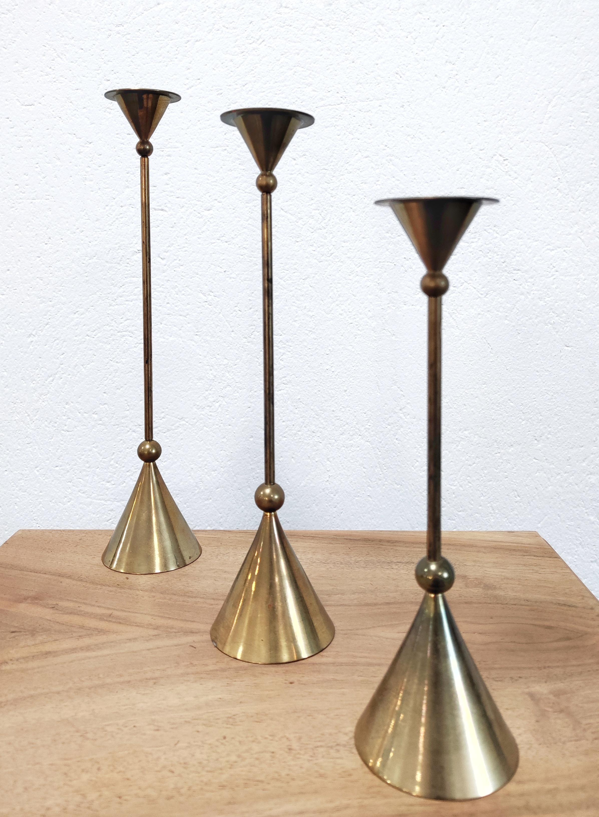 Dans cette liste, vous trouverez un ensemble de trois bougeoirs en bronze. Les chandeliers sont conçus par Christian de Beaumont en France dans les années 1980. Ils sont disponibles en trois tailles différentes, ce qui permet de jouer avec eux et de