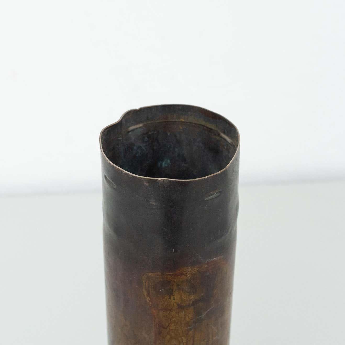 Set di tre vasi in bronzo. Di produttore sconosciuto proveniente dalla Spagna, circa 1930. L'uso precedente era quello di proiettili.  In condizioni originali, con lievi usure dovute all'età e all'uso, che conservano una bella patina.  Materiale: