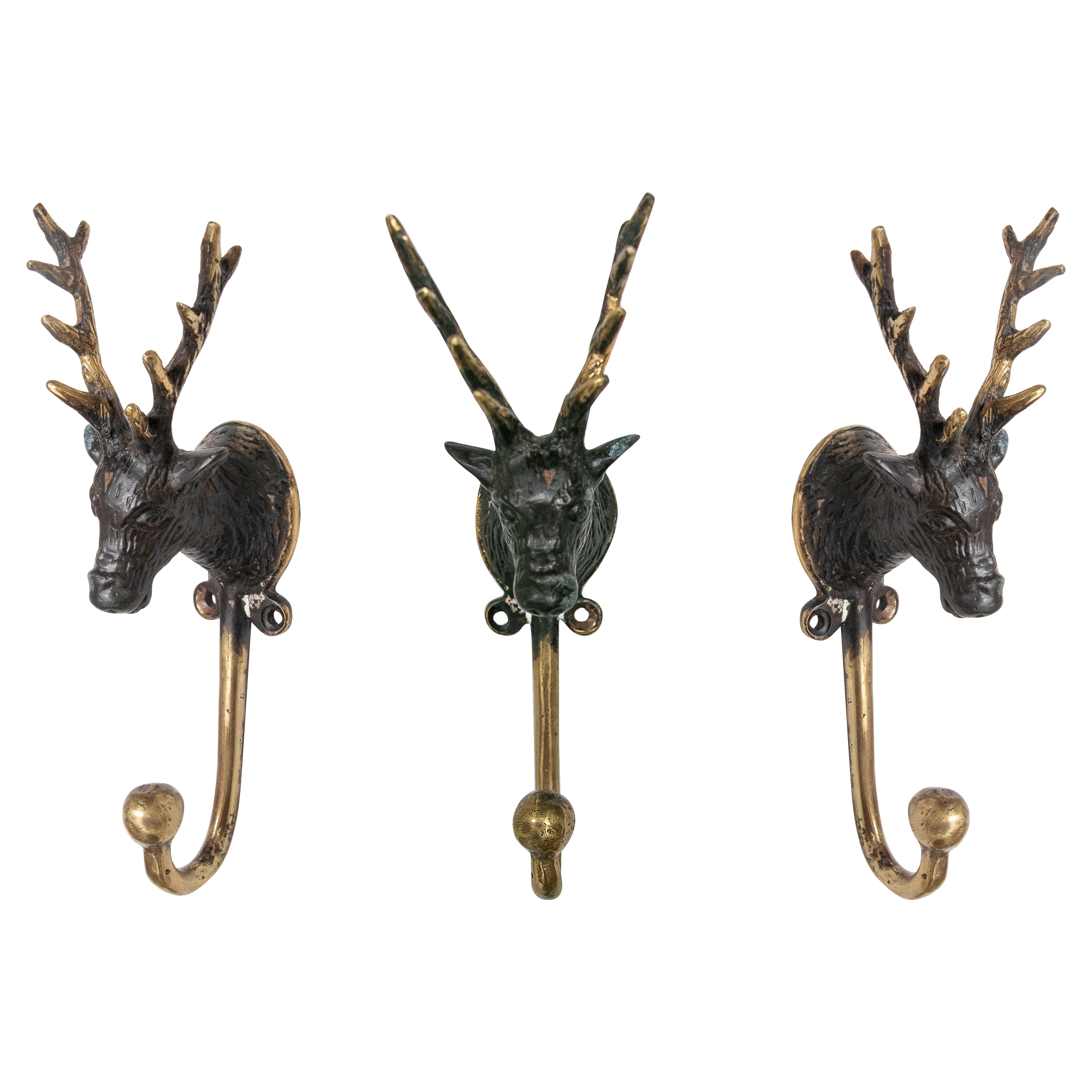 Set di tre appendiabiti da parete in bronzo con testa di cervo e gancio