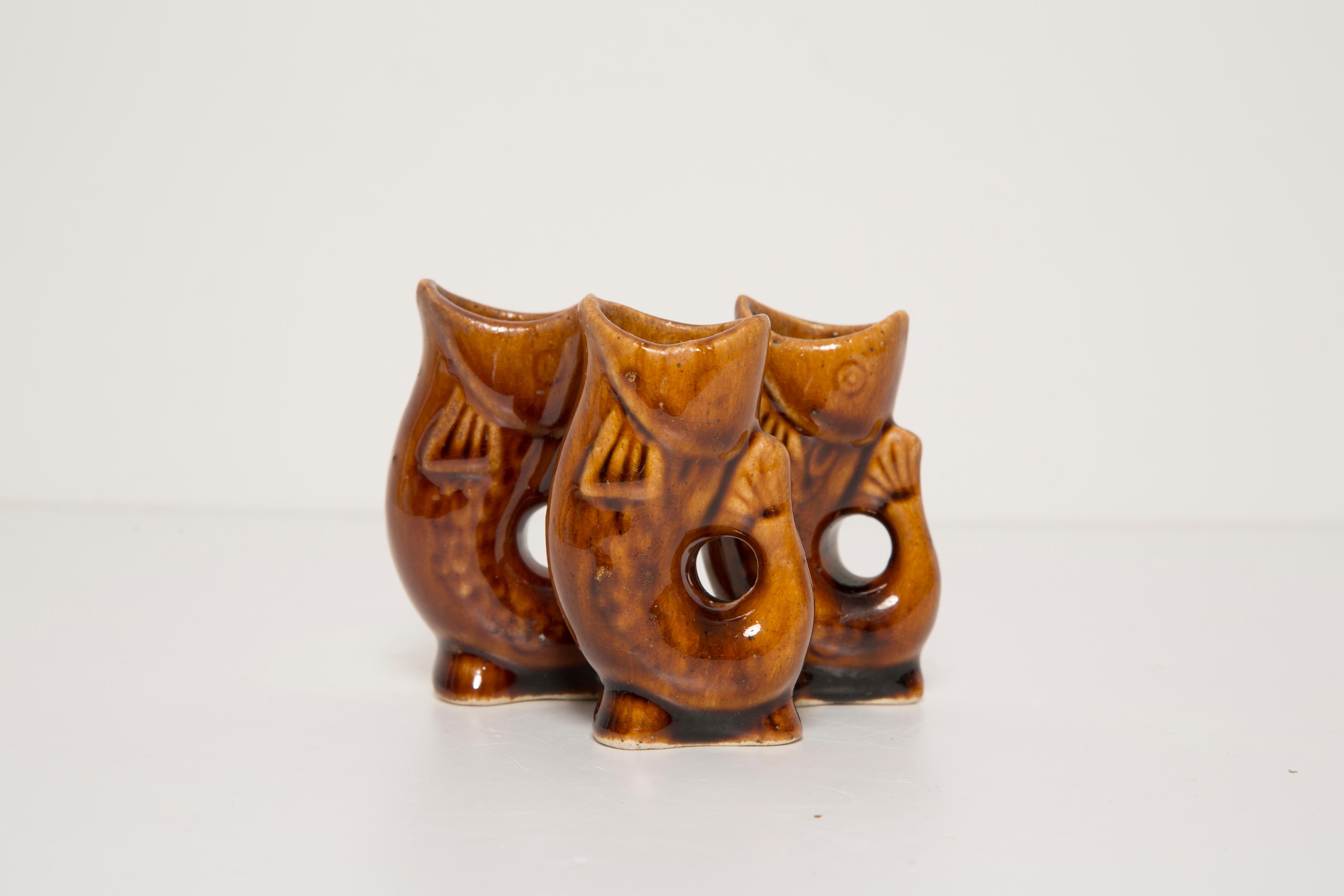 Juego de tres vasos pequeños de pescado marrón, Siglo XX, Europa, 1960 Porcelana en venta