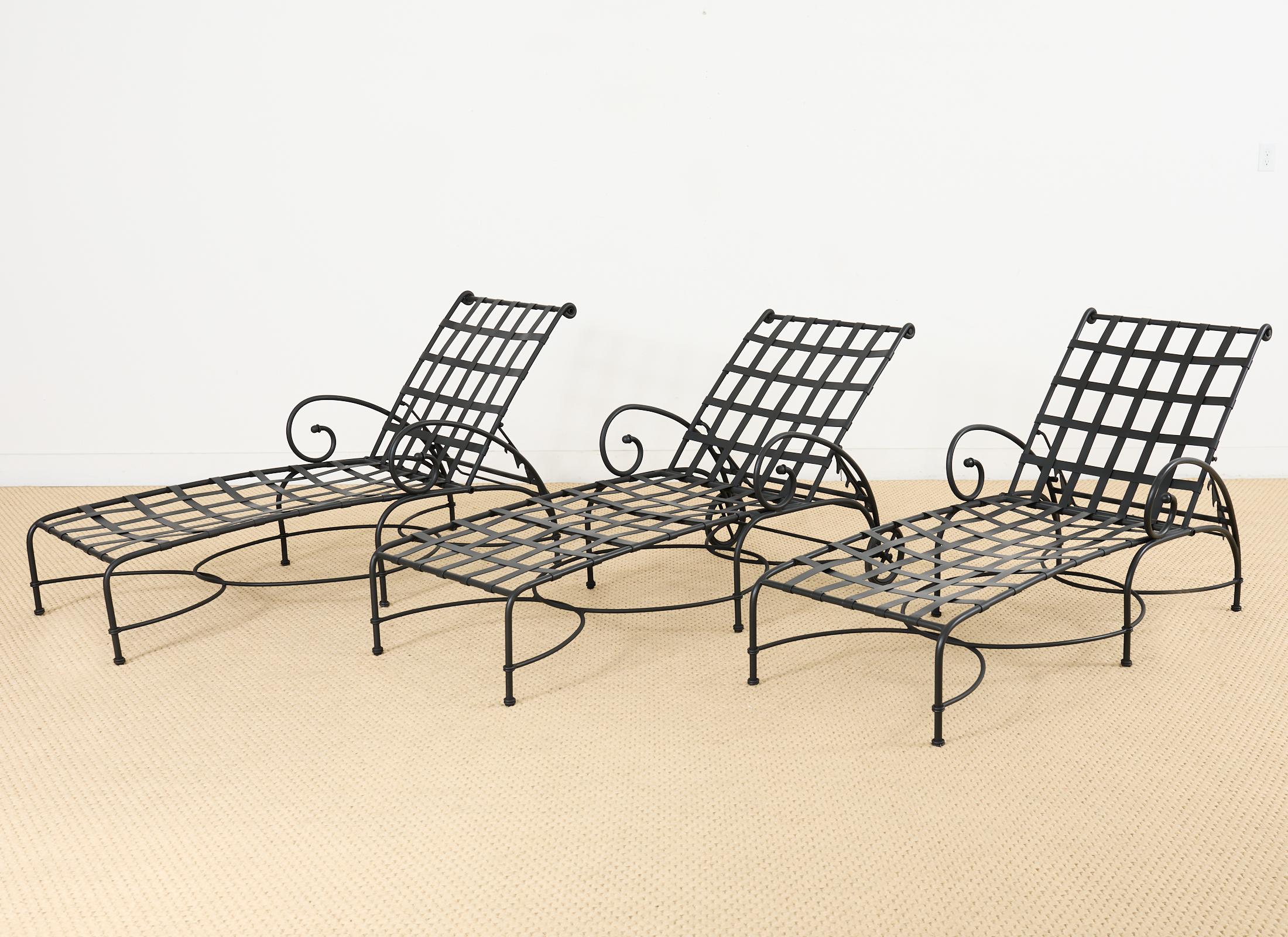 Rare ensemble de trois chaises longues de patio et de jardin conçues par Richard Frinier et fabriquées par Brown Jordan. L'ensemble est issu de la collection emblématique Florentine, avec des sièges et un dossier en treillis de style néoclassique et