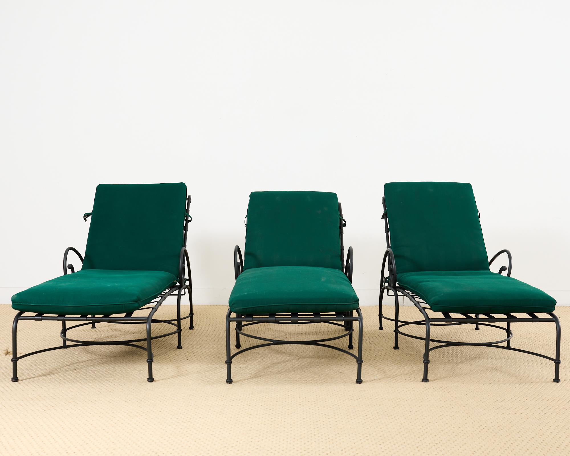 Néoclassique Lot de trois fauteuils de piscine Brown Jordan Florentine en vente