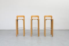 Ensemble de trois tabourets de bar en bouleau clair Bruno Rey pour Dietiker avec repose-pieds chromés