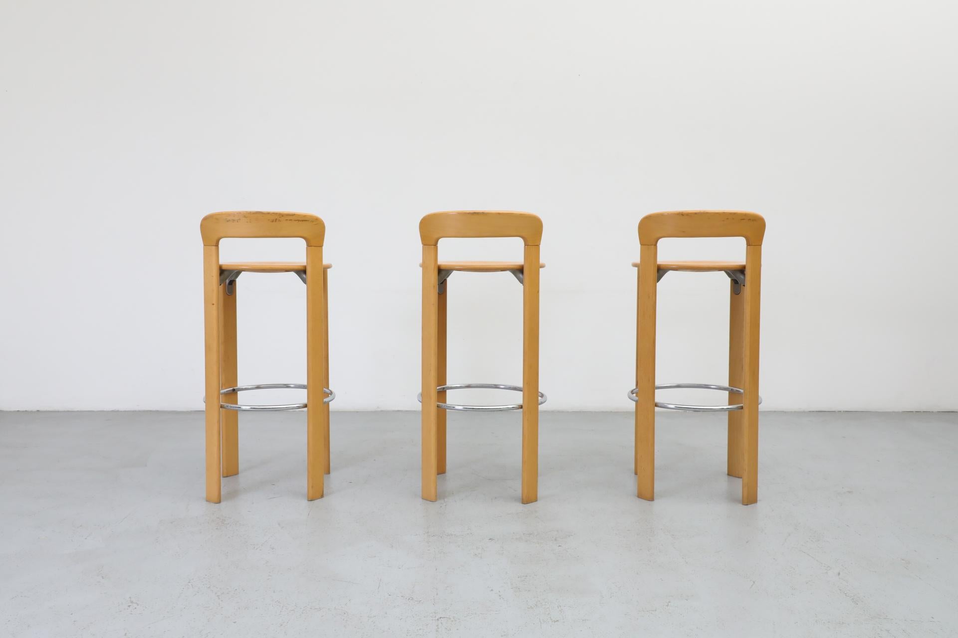 Juego de tres taburetes de bar Bruno Rey para Dietiker Light de abedul con reposapiés cromados siglo XX en venta