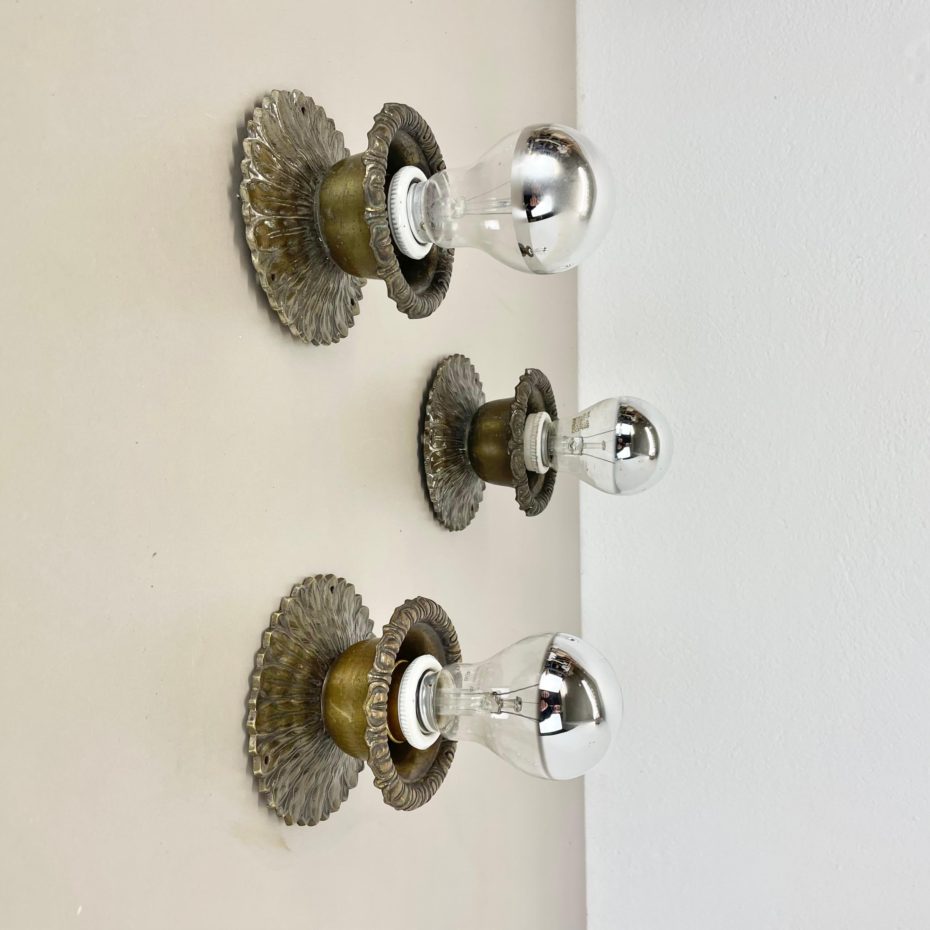 Article:

Set of three

Wall light ceiling light 


Origin:

France



Age:

1920s




This set of two modernist lights was produced in France in the 1920s. It is made from bronze in floral form with little patterns on the surface, typical art deco