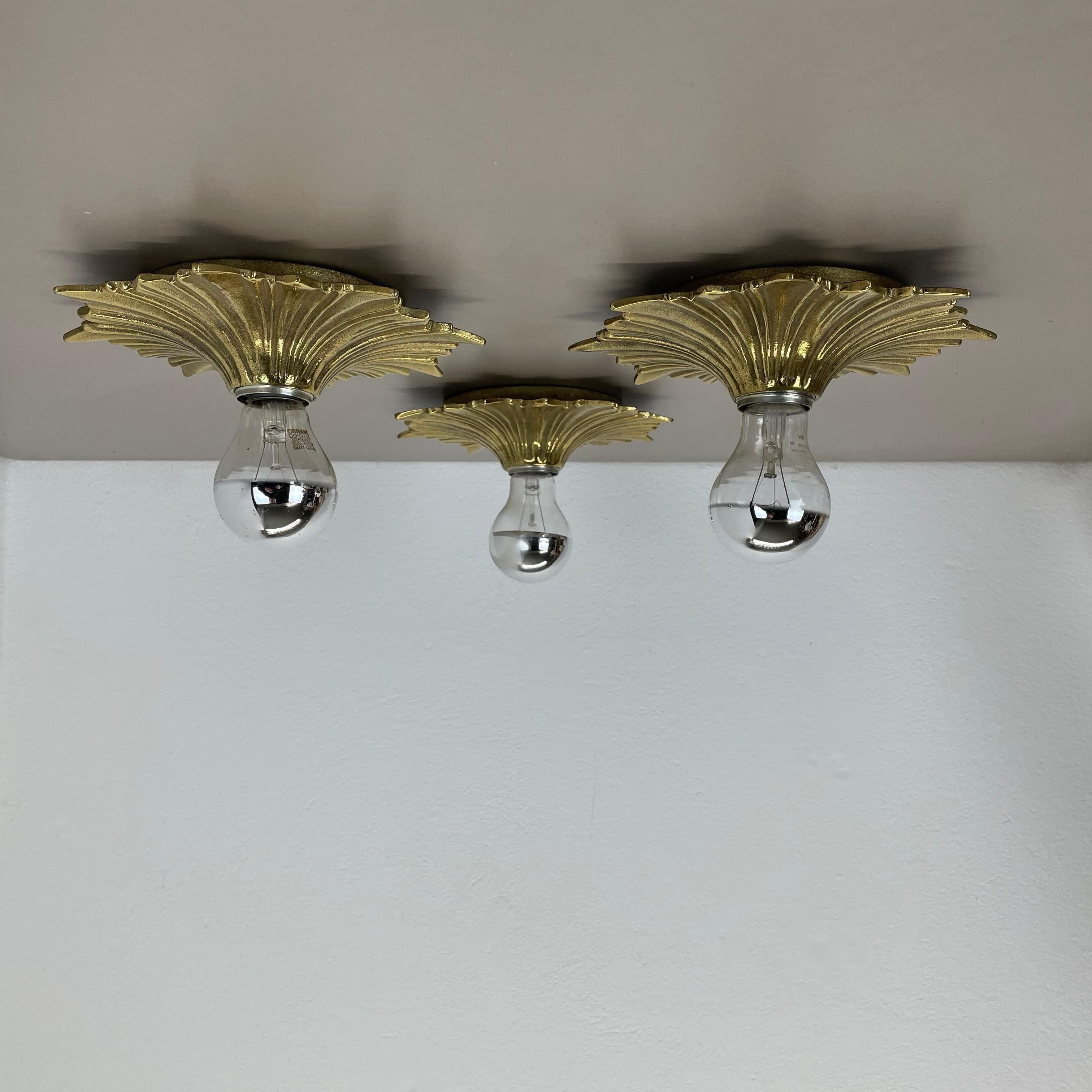 Set of Three Brutalist Bronze Sunburst Wall Ceiling Light Sconces, Italy 1950s In Good Condition For Sale In Kirchlengern, DE