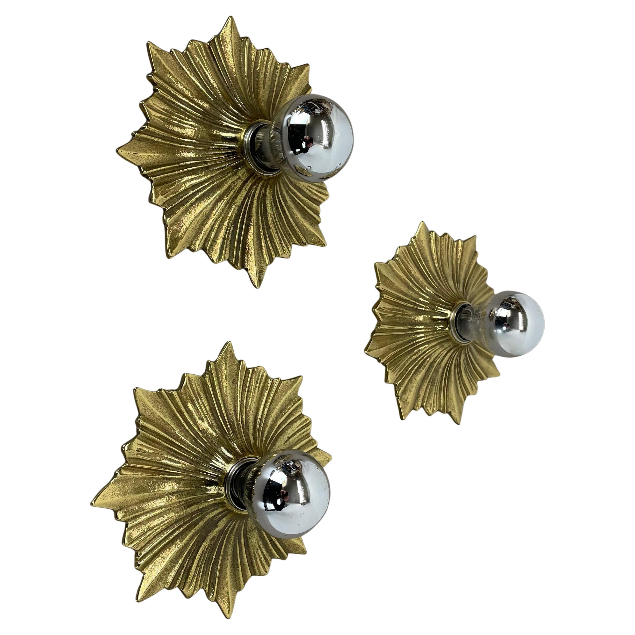 Ensemble de trois appliques murales en bronze brutal en forme de soleil, Italie, années 1950