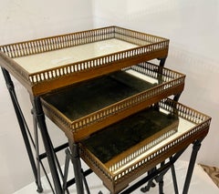 Ensemble de trois tables gigognes de style Campaigner Gallery à plateau en miroir, France