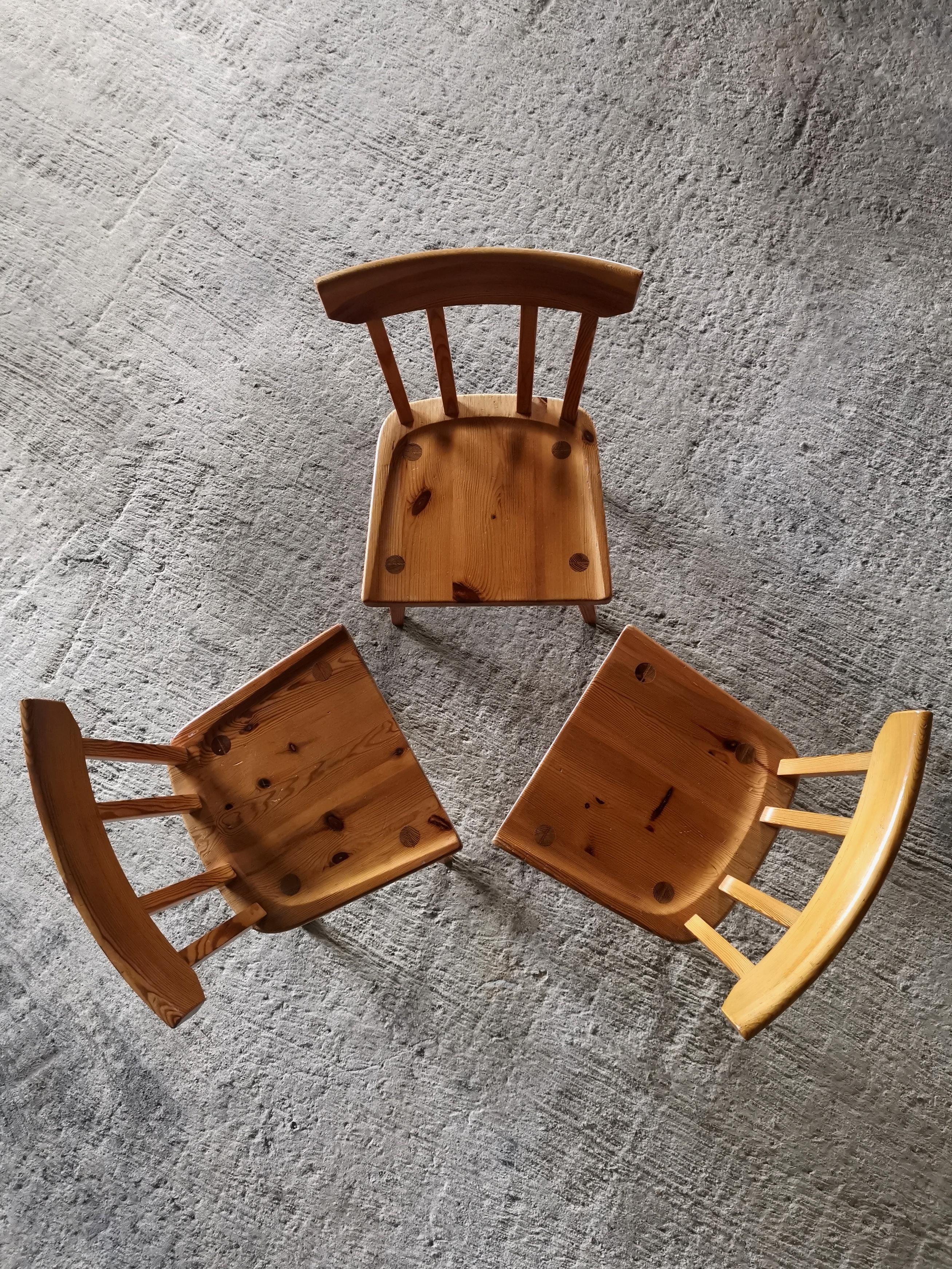 Set of three Carl Malmsten dining chairs in solid Oregon pine, Sweden 1960s For Sale 3