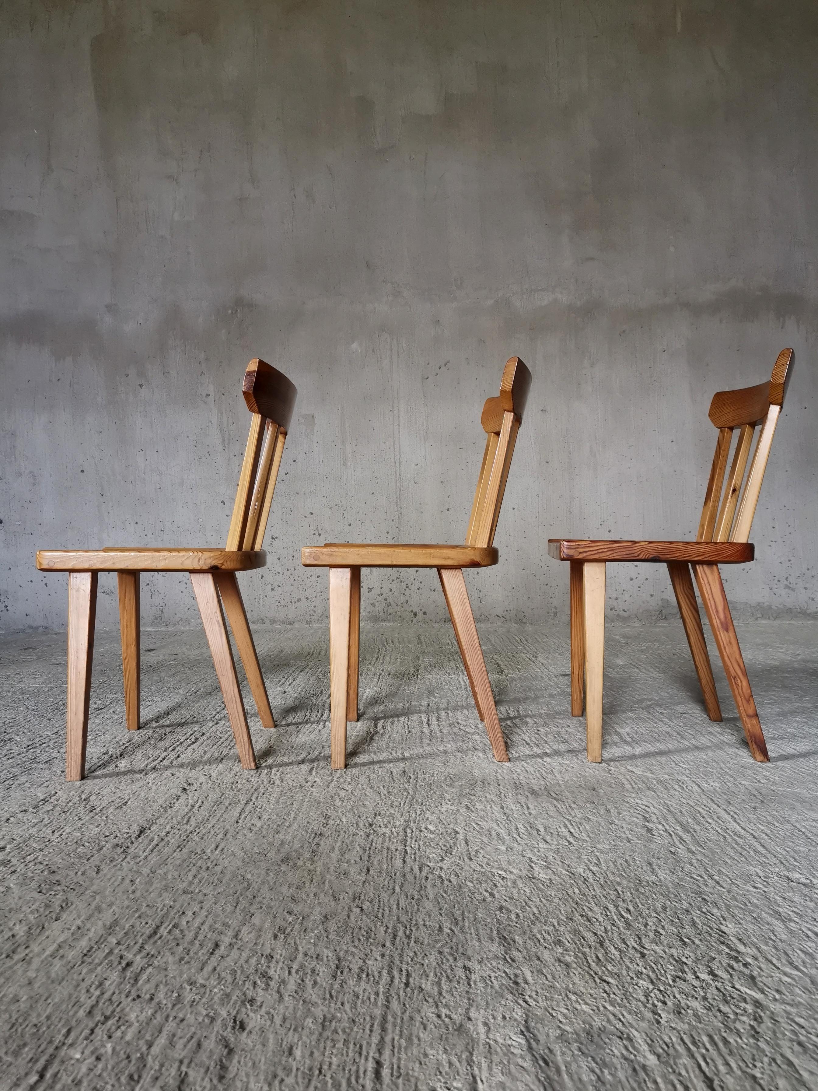 Scandinave moderne Ensemble de trois chaises de salle à manger Carl Malmsten en pin de l'Oregon massif, Suède, années 1960 en vente