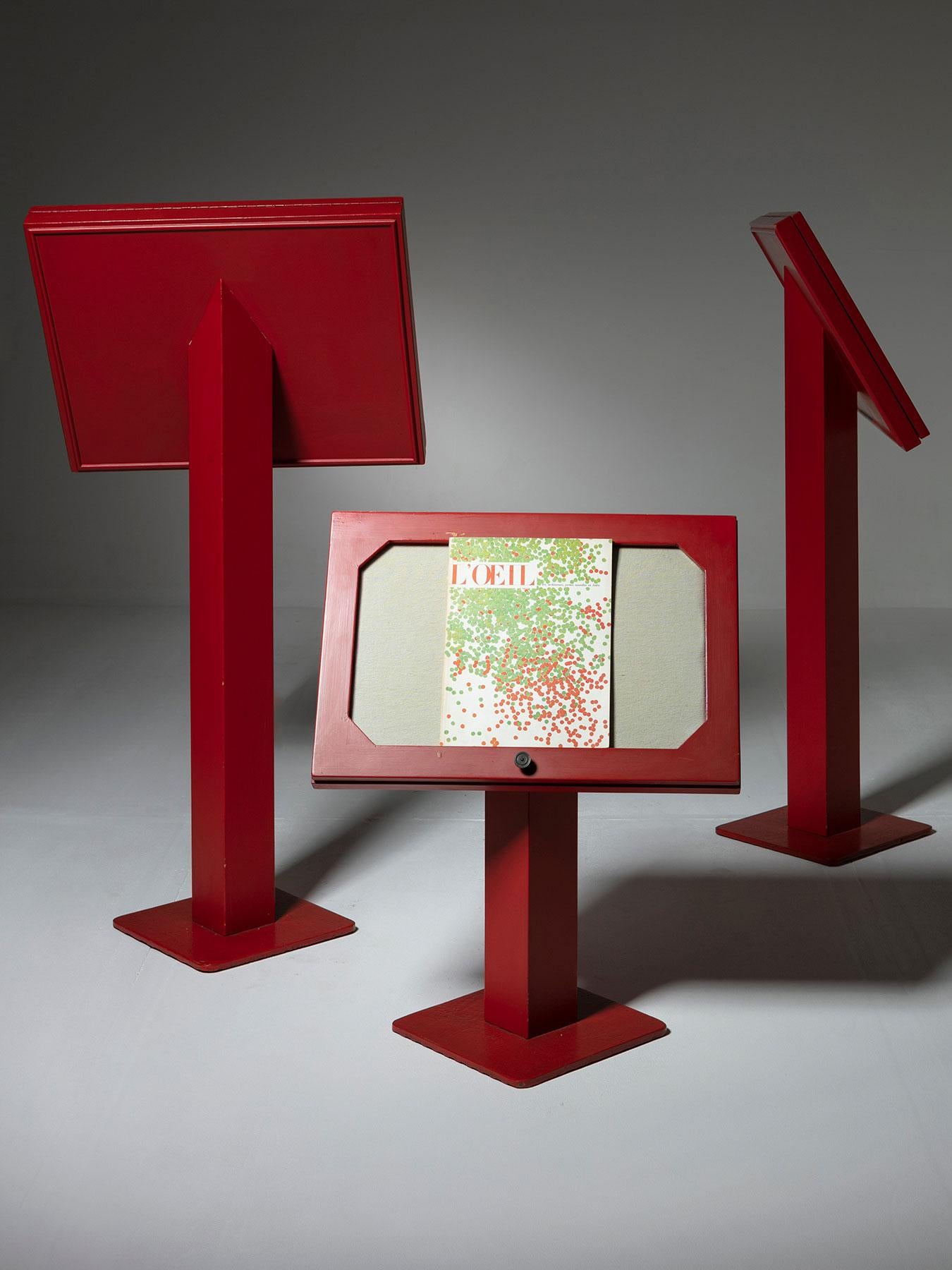 Set von drei freistehenden Carlo Scarpa-Ausstellungen aus rotem Holz, Italien, 1960er Jahre im Angebot 5