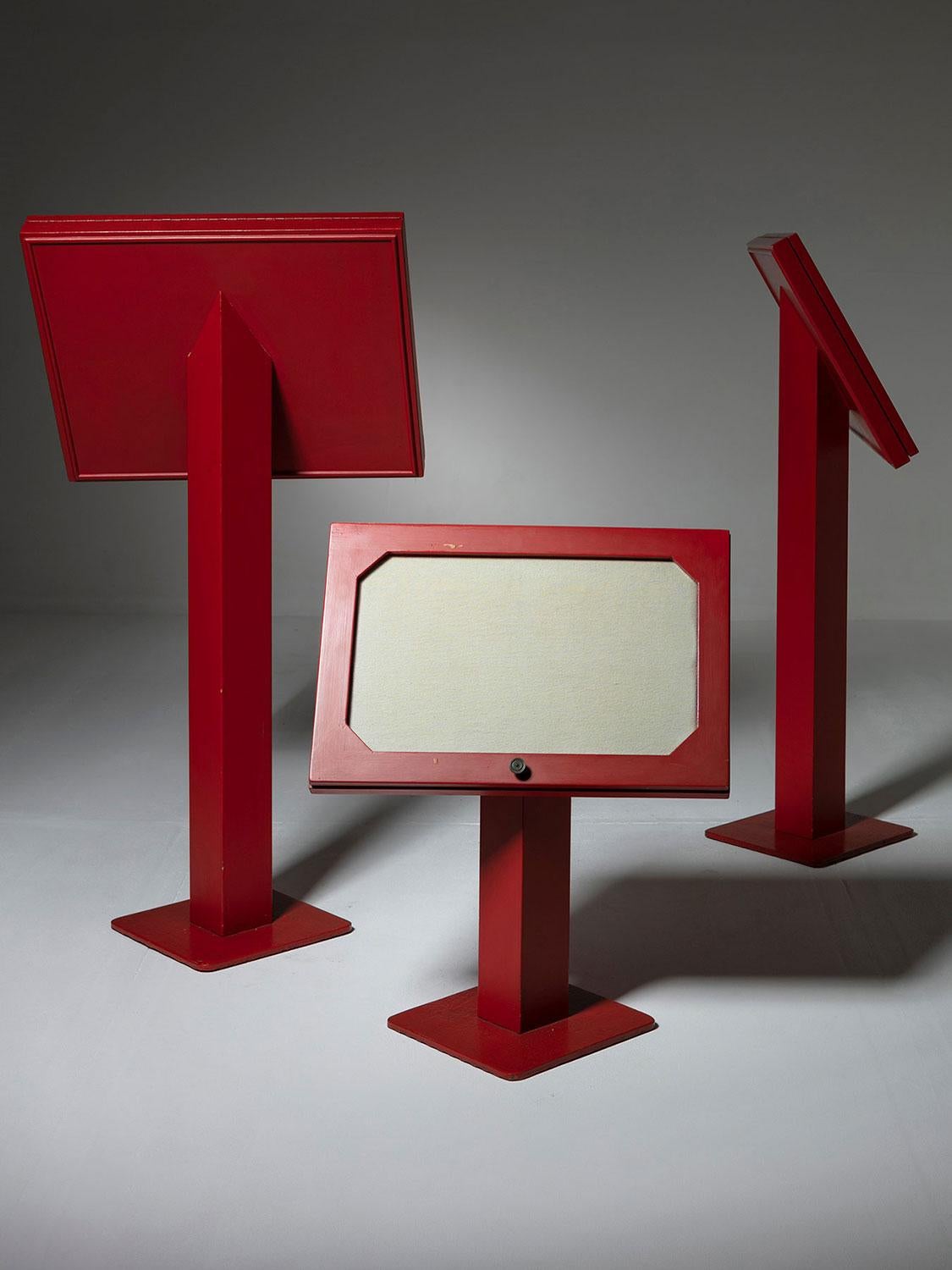 Set von drei freistehenden Carlo Scarpa-Ausstellungen aus rotem Holz, Italien, 1960er Jahre (Italienisch) im Angebot
