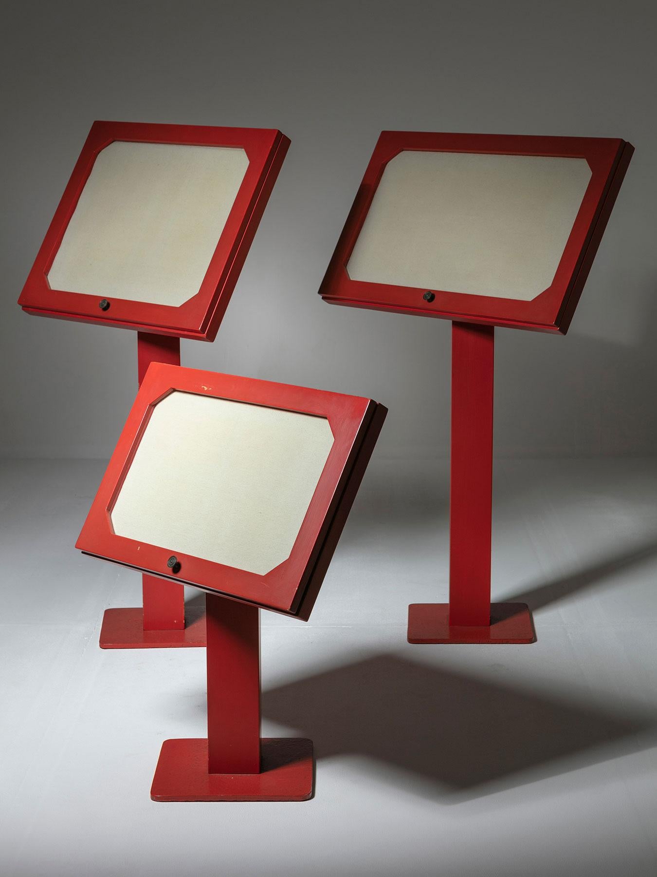 Set von drei freistehenden Carlo Scarpa-Ausstellungen aus rotem Holz, Italien, 1960er Jahre im Zustand „Gut“ im Angebot in Milan, IT