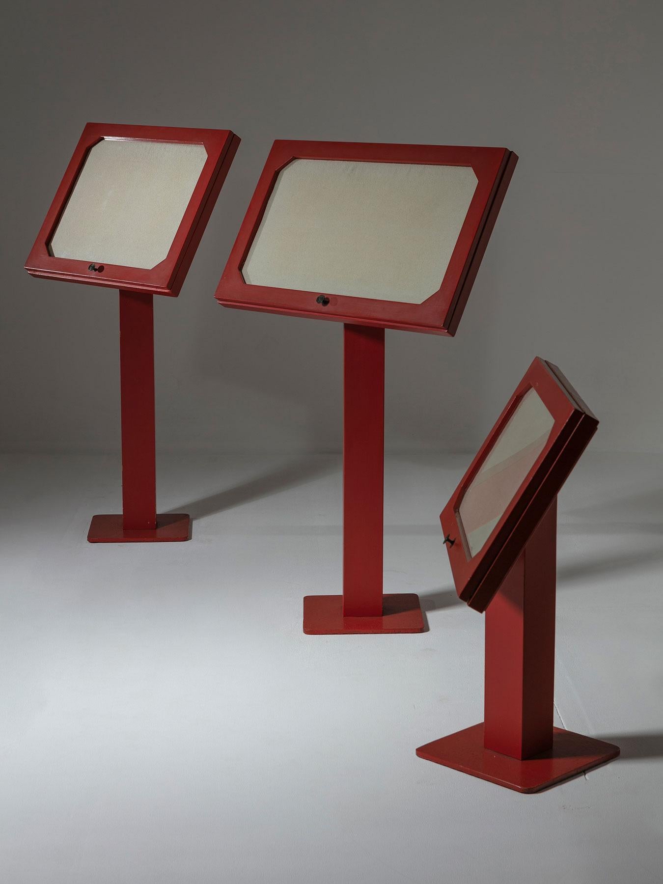 Set von drei freistehenden Carlo Scarpa-Ausstellungen aus rotem Holz, Italien, 1960er Jahre (Mitte des 20. Jahrhunderts) im Angebot