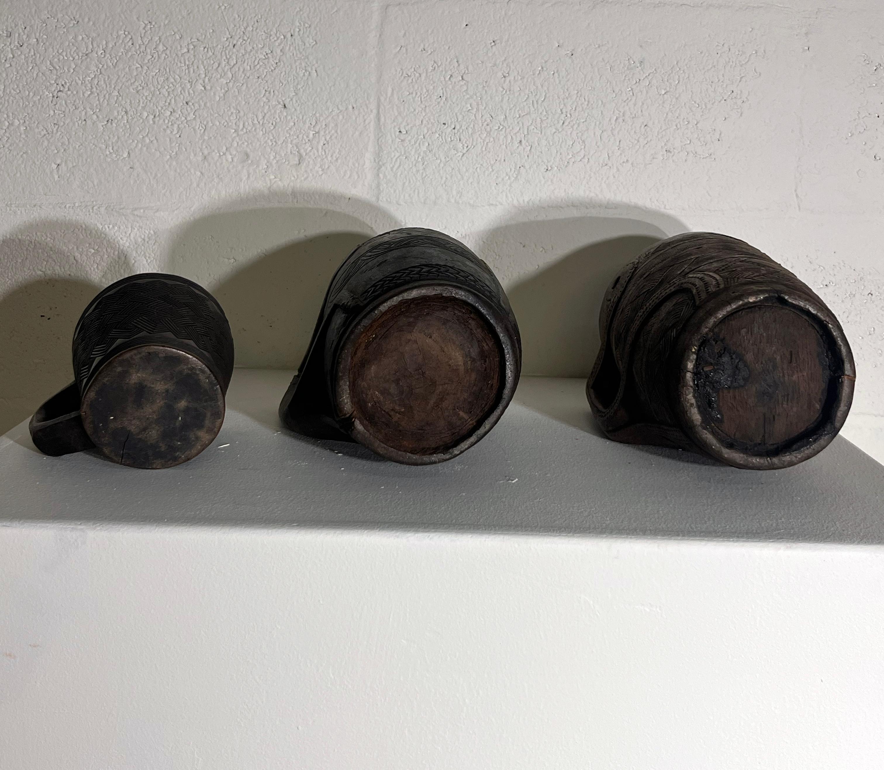 Ensemble de trois vases tibétains en bois sculpté, 19e siècle en vente 2